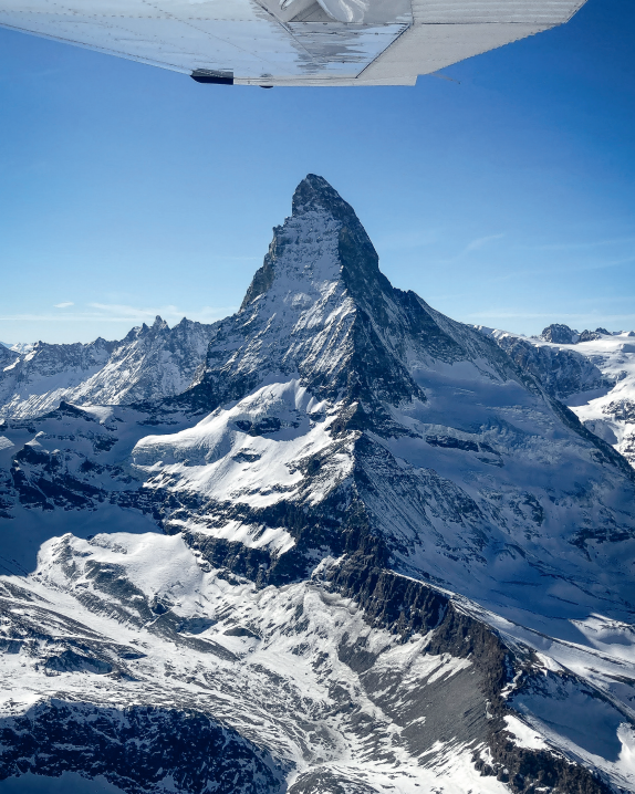 Blick vom Flugzeug über das Matterhorn