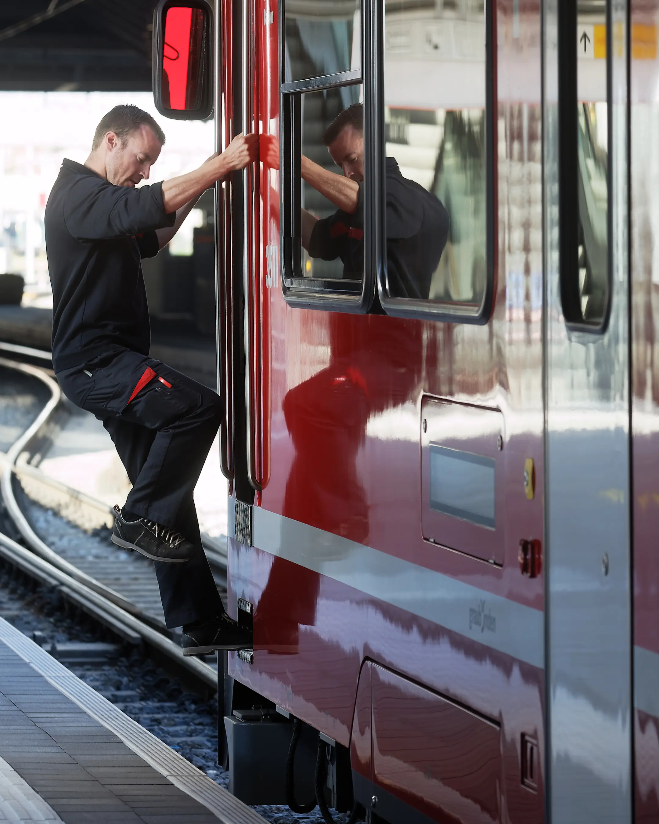 Ein Lokführer steigt aus einem RhB Zug aus