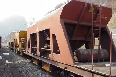 Zwei Schüttgutwagen der Rhätischen Bahn auf der Schiene