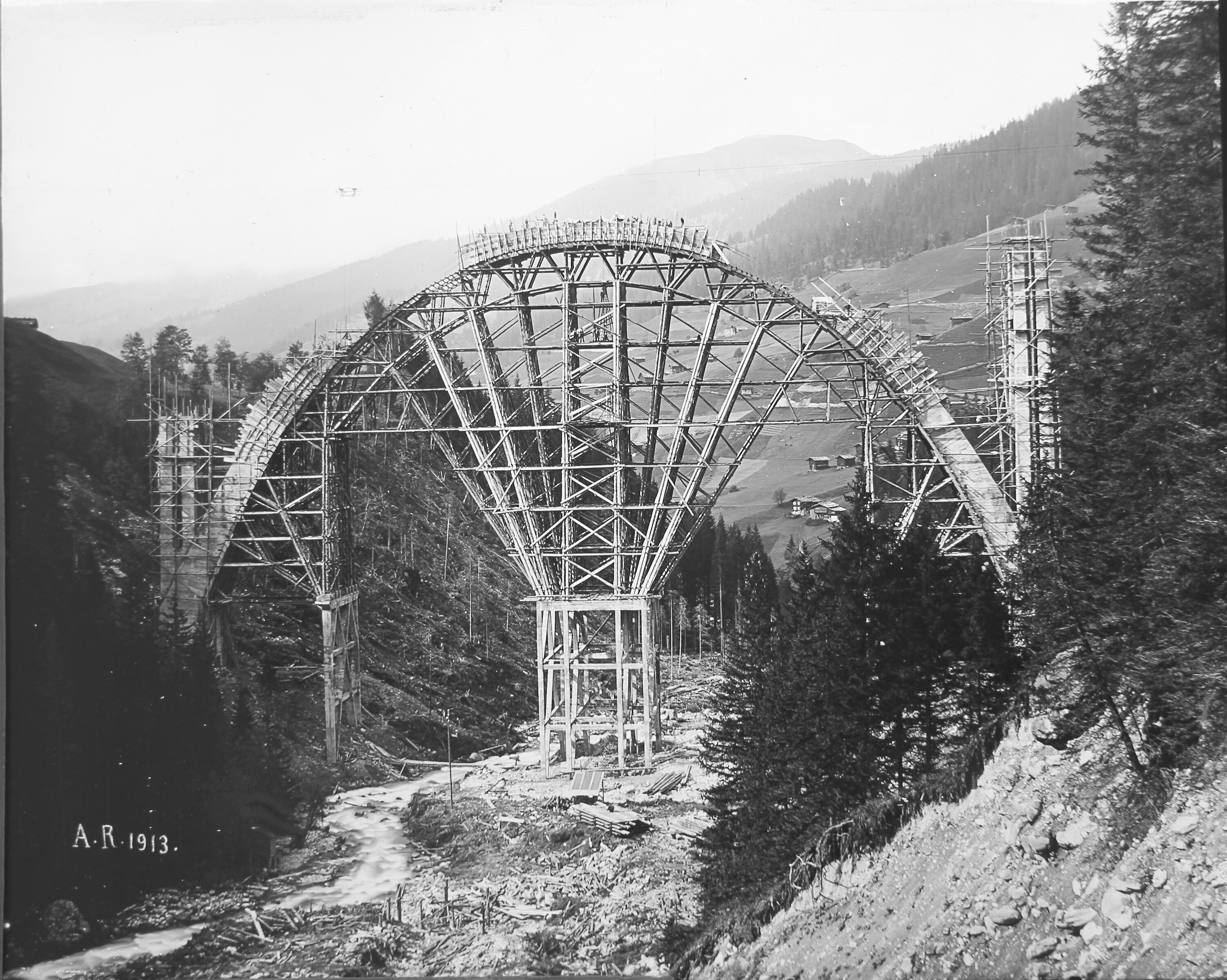 Construction of the Langwies Viaduct in 1913 with the help of falsework. 