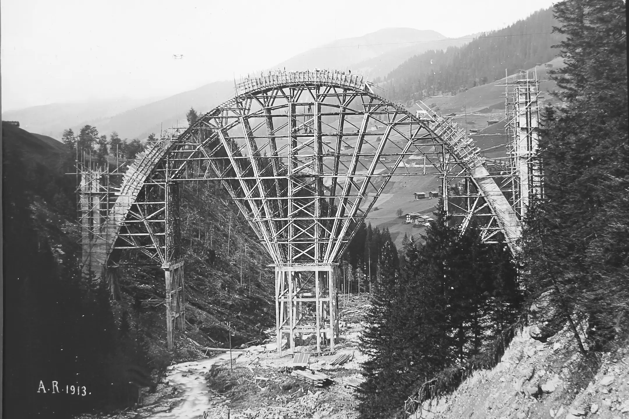 Bau des Langwieserviadukt im Jahr 1913 mit Hilfe eines Lehrgerüsts.