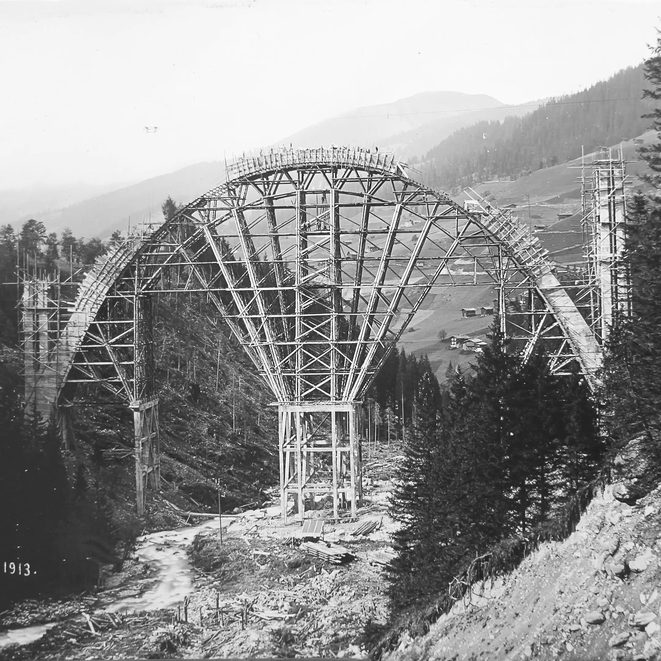 Costruzione del viadotto di Langwies nel 1913 con l’ausilio di una centina.