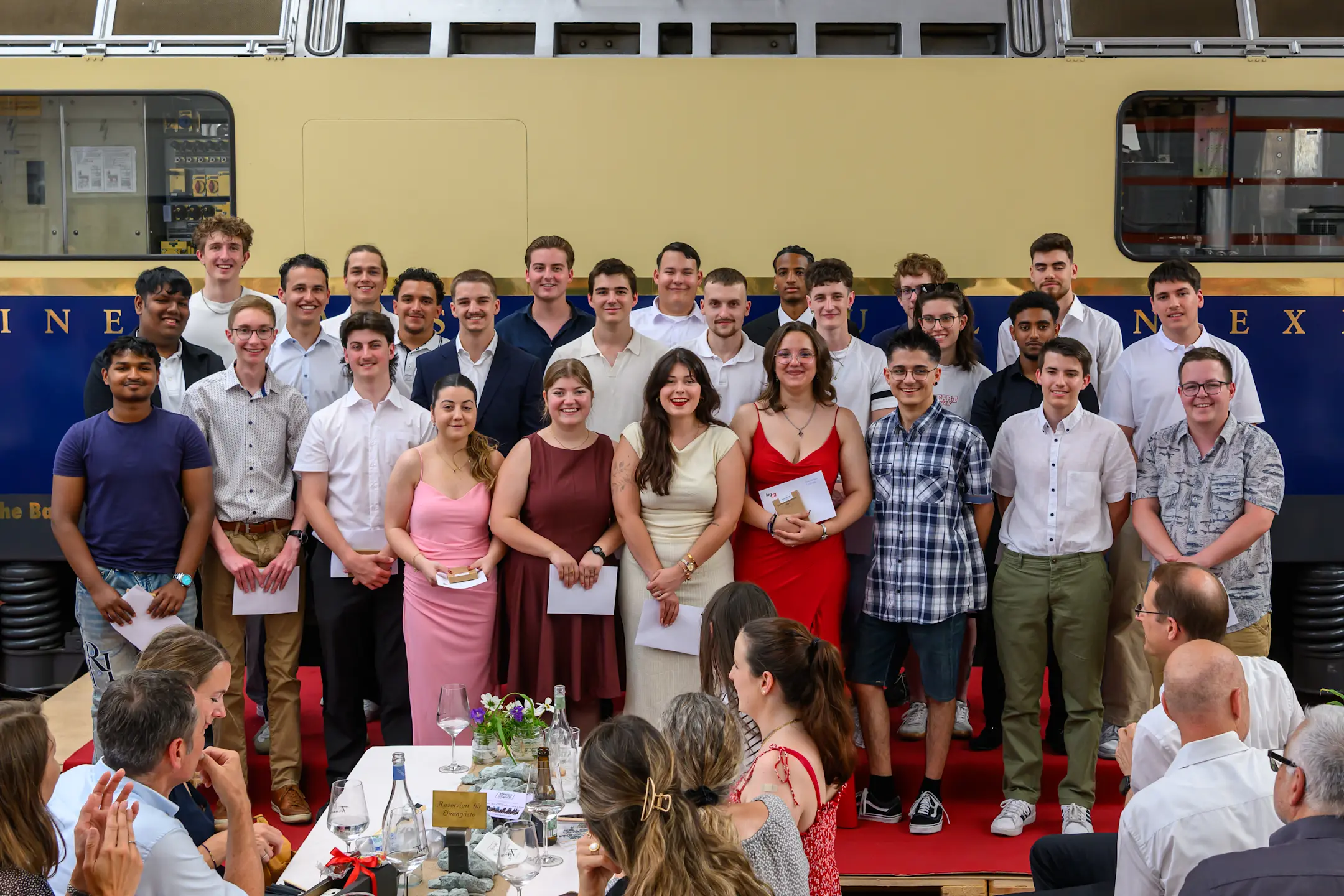 30 Lernende auf einem Gruppenbild bei der Lehrabschlussfeier in Landquart