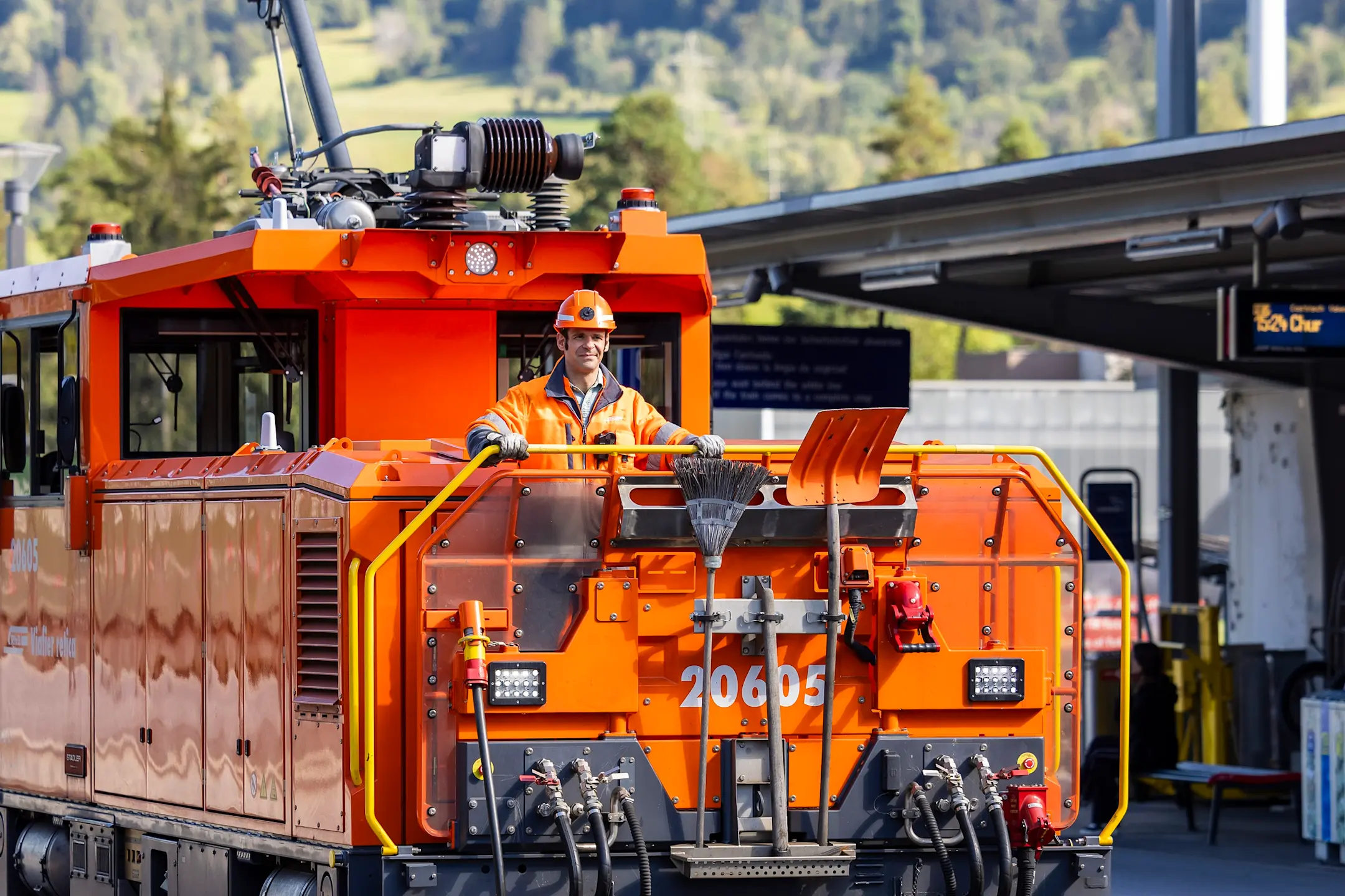 Emanuel Wieland steht auf dem Rangiertraktor.