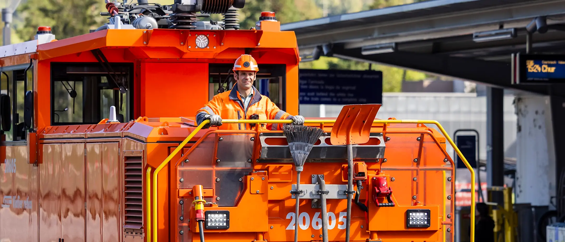 Emanuel Wieland steht auf dem Rangiertraktor.