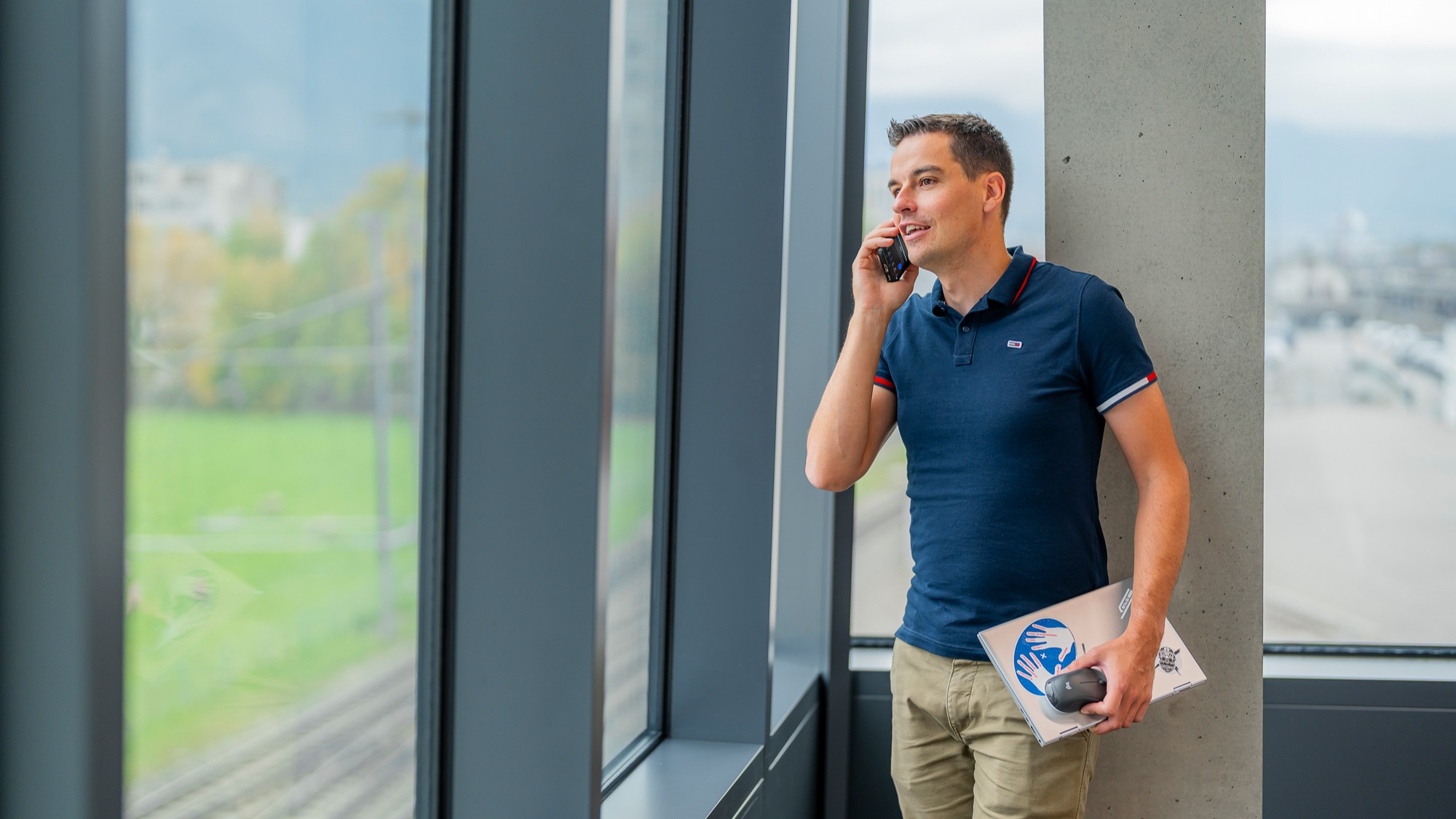 RhB employee on the phone in an office