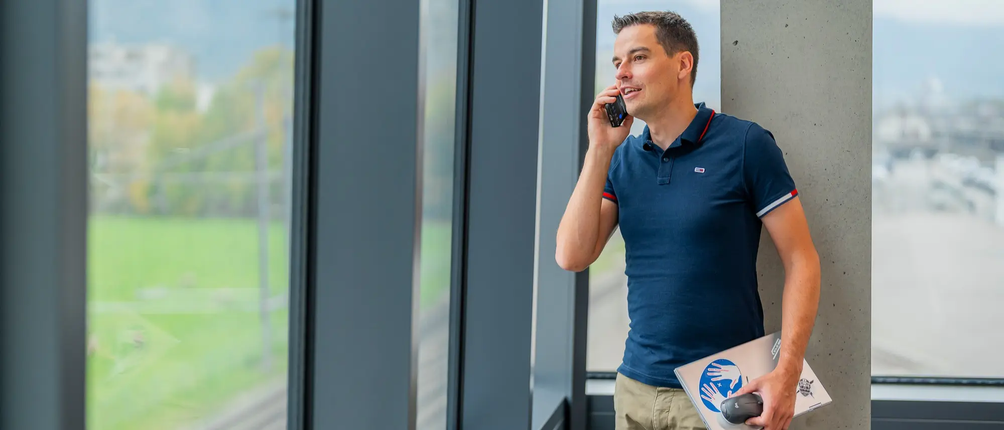 RhB Mitarbeiter telefoniert in einem Büro