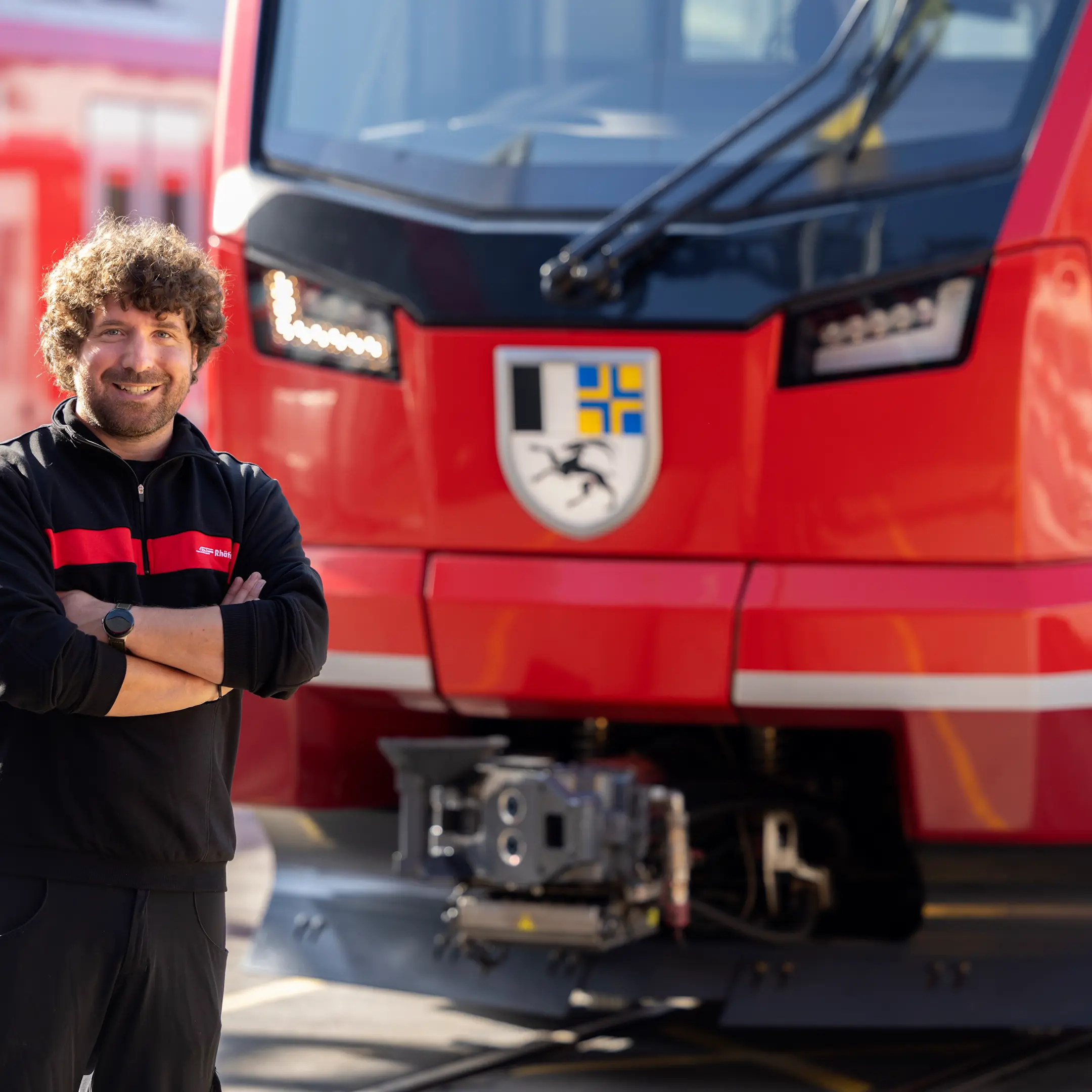 Der RhB-Lokführer Fabio Peng steht vor einer Lokomotive.