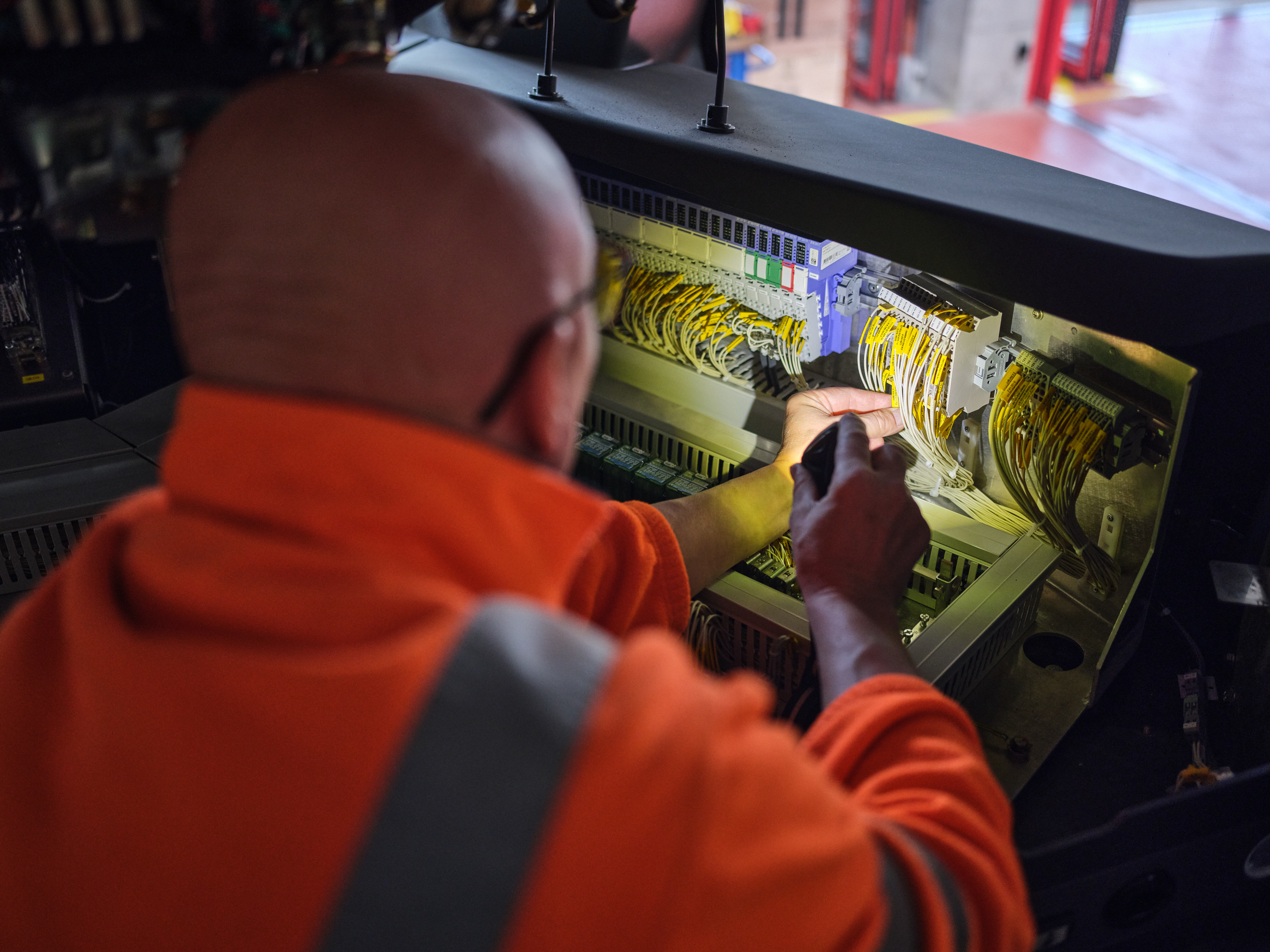 Ein Mitarbeiter der RhB kontrolliert die Elektrik im neuen Capricorn Triebzug. 