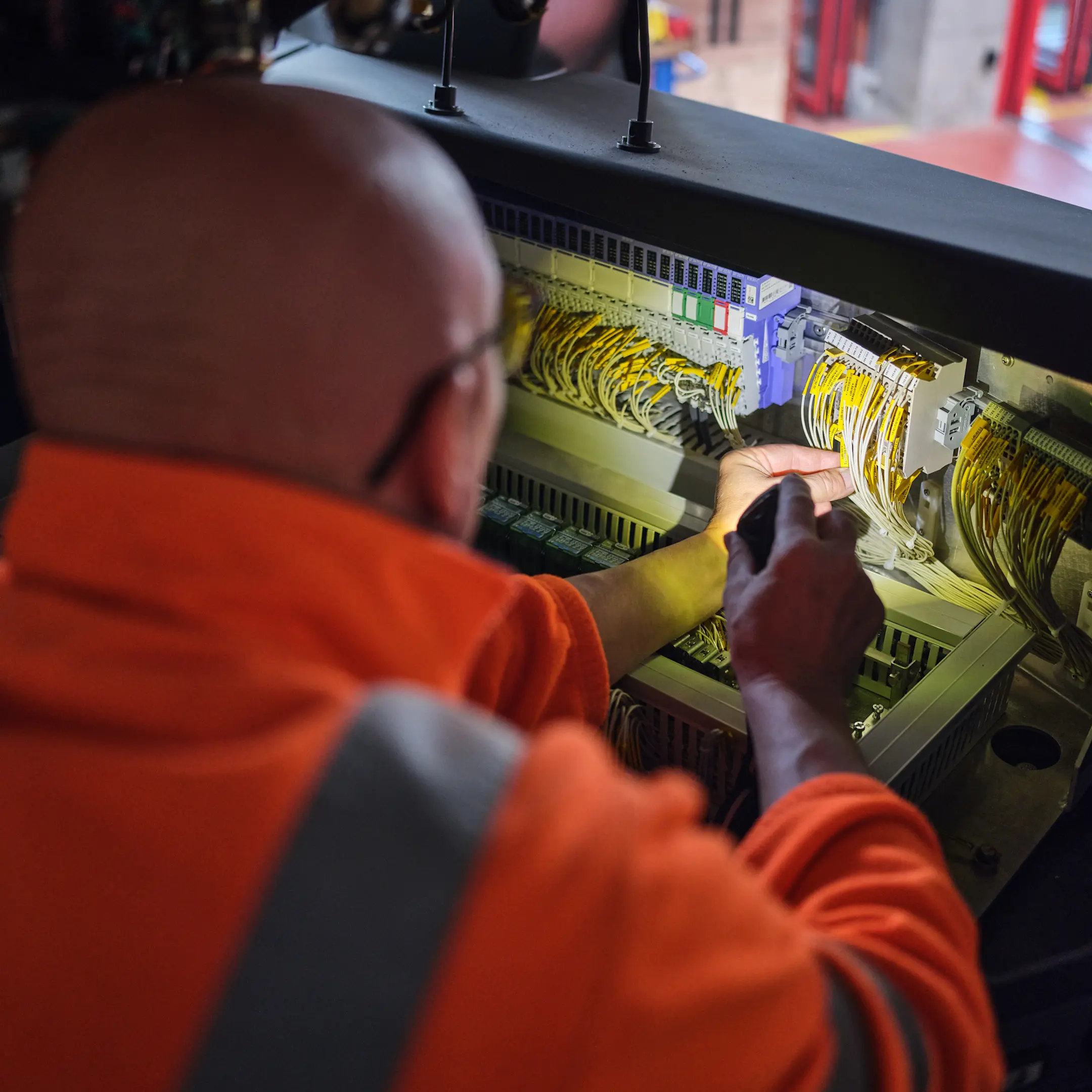 Ein Mitarbeiter der RhB kontrolliert die Elektrik im neuen Capricorn Triebzug.