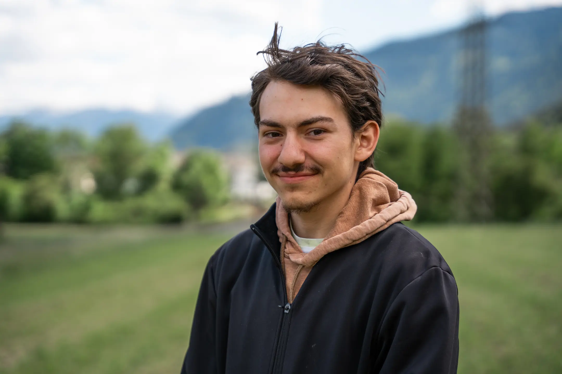Portraitaufnahme eines jungen Mannes mit Hoodie. Es ist Trainspotter Michi Dux.