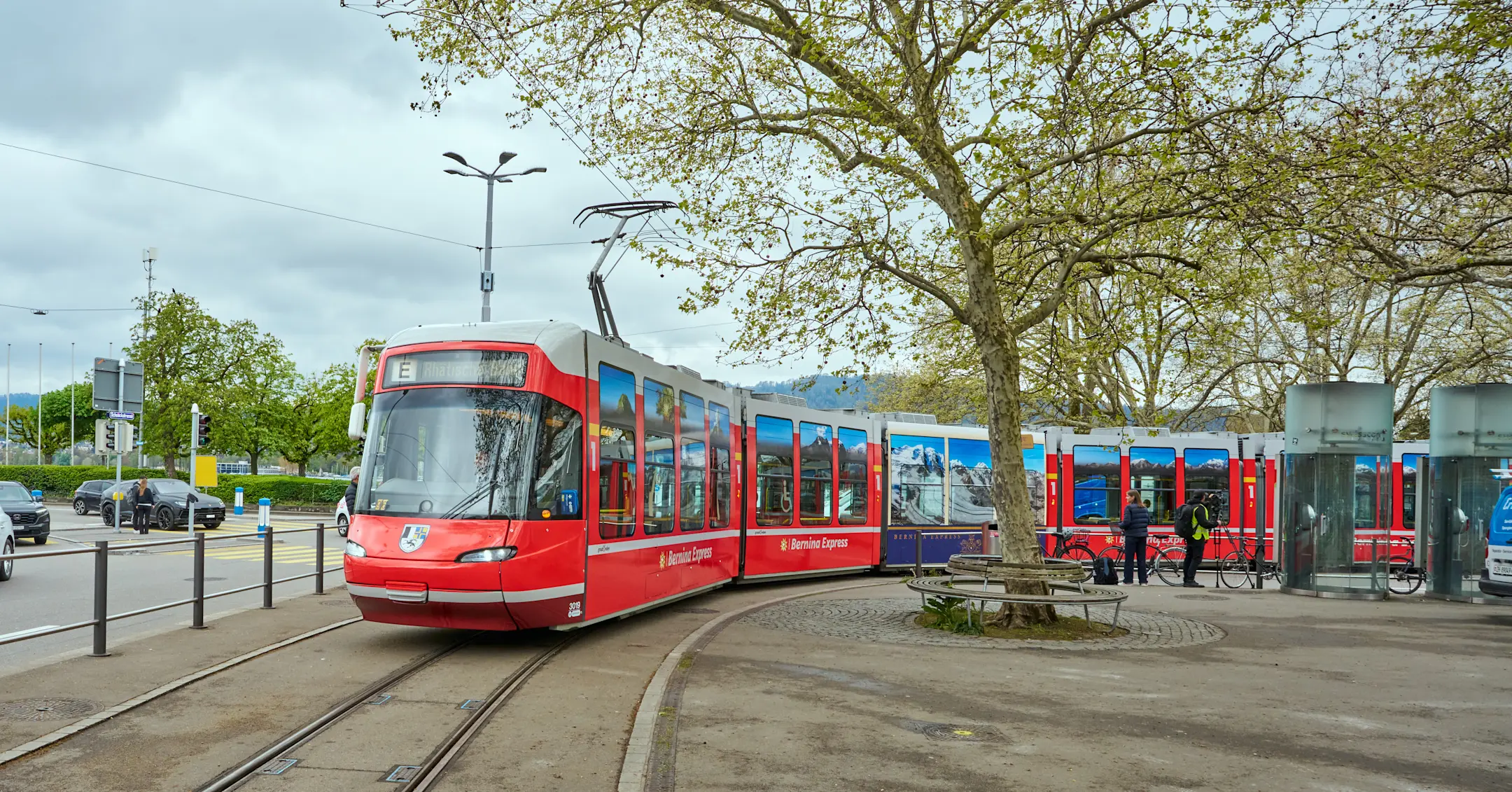 VBZ-Tram im RhB-Design in Zürich