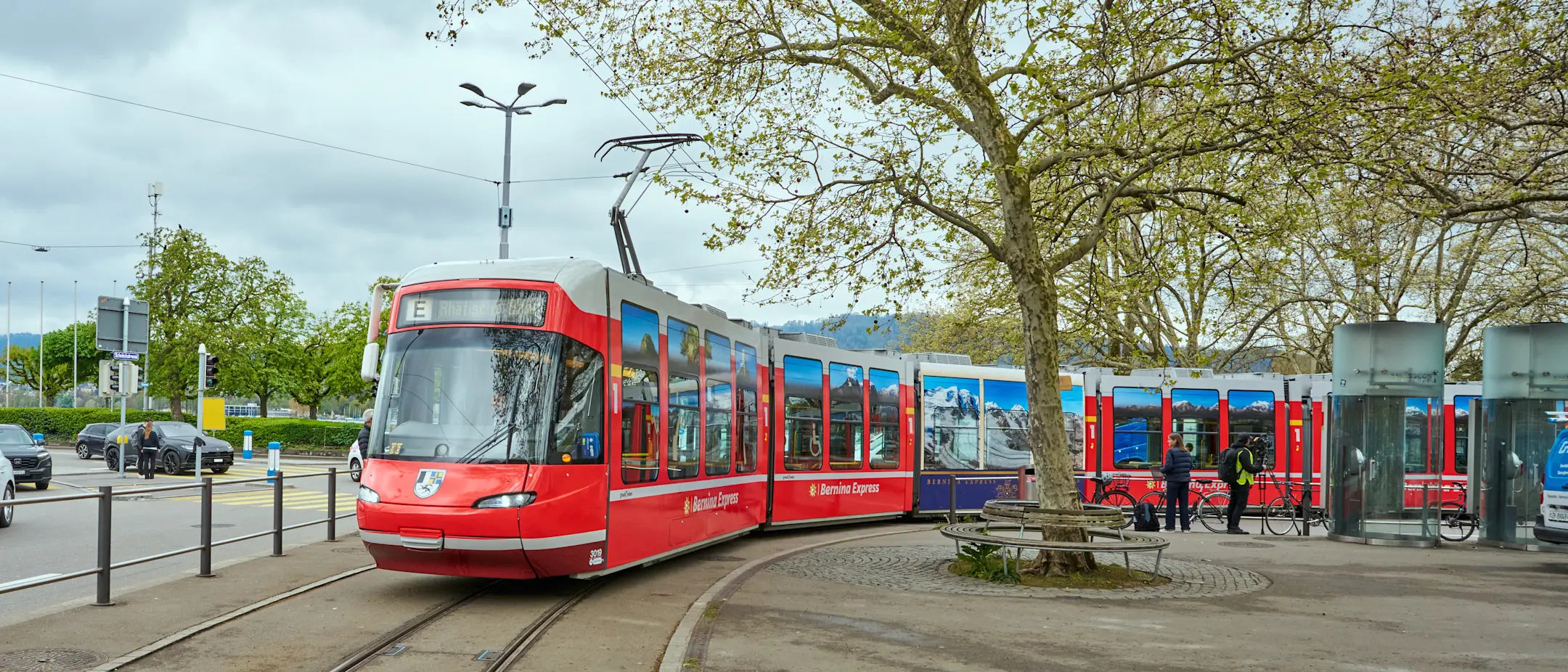 VBZ-Tram im RhB-Design in Zürich