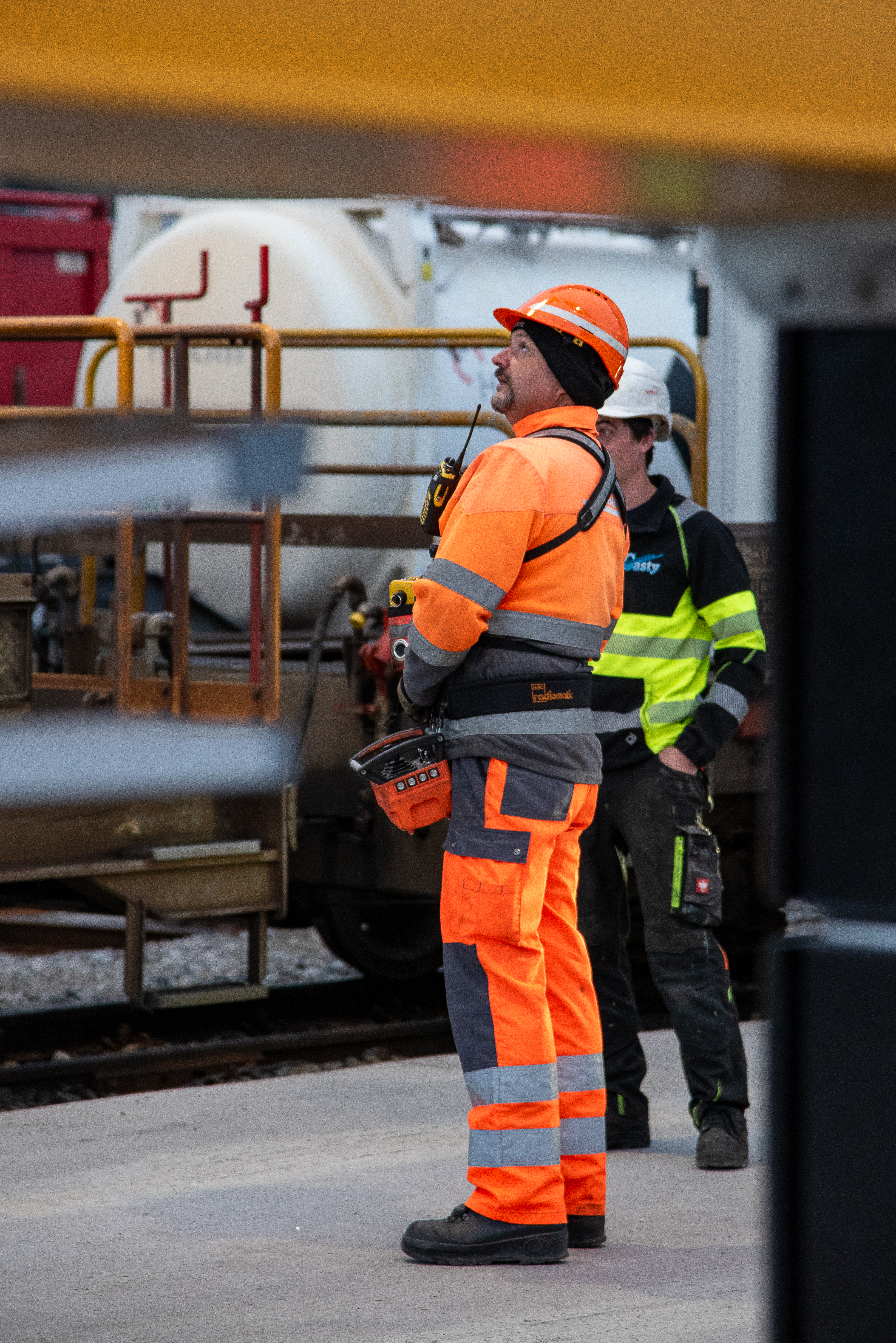 Ein Mitarbeiter bedient eine Maschine an der Krananlage Landquart