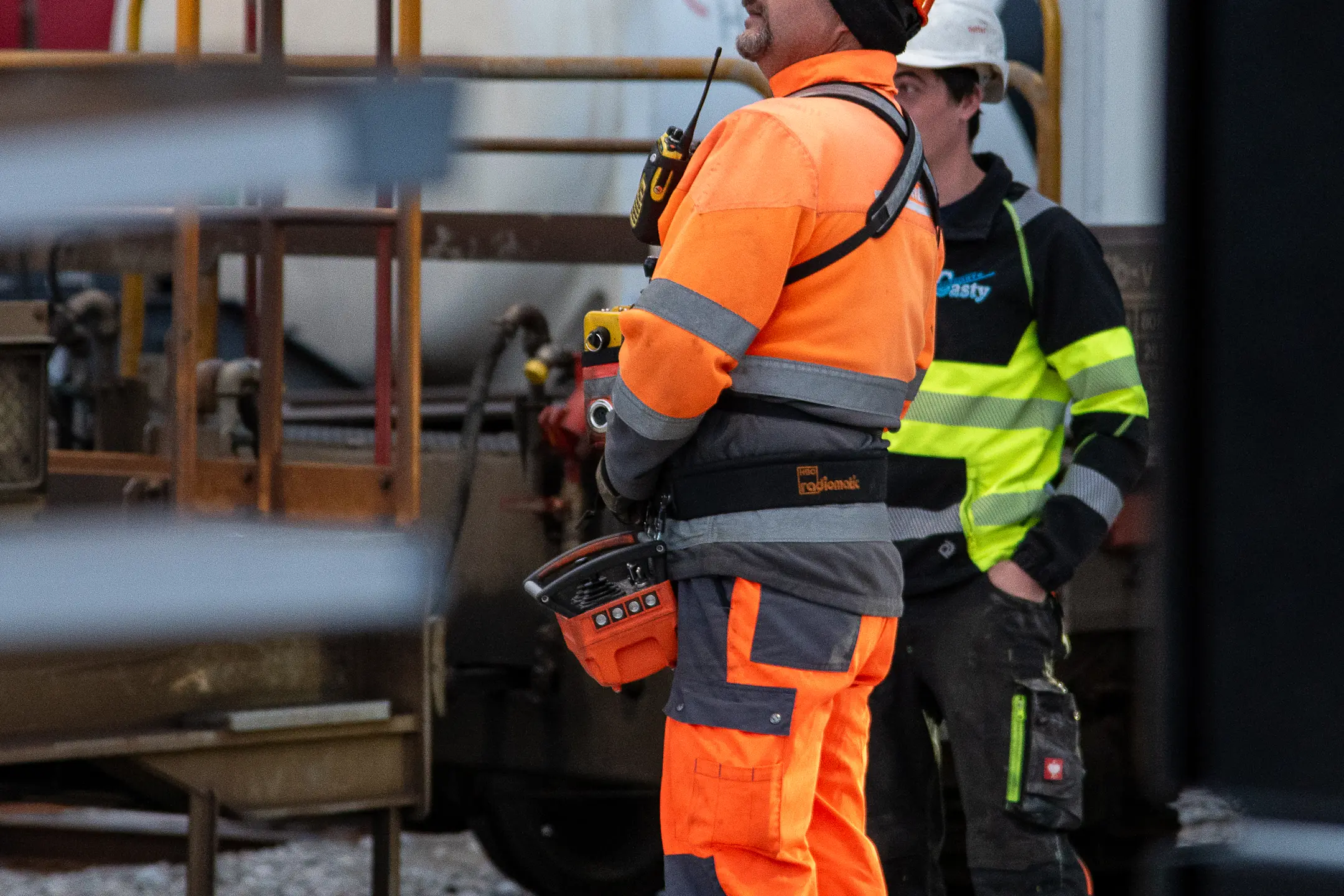 Ein Mitarbeiter bedient eine Maschine an der Krananlage Landquart