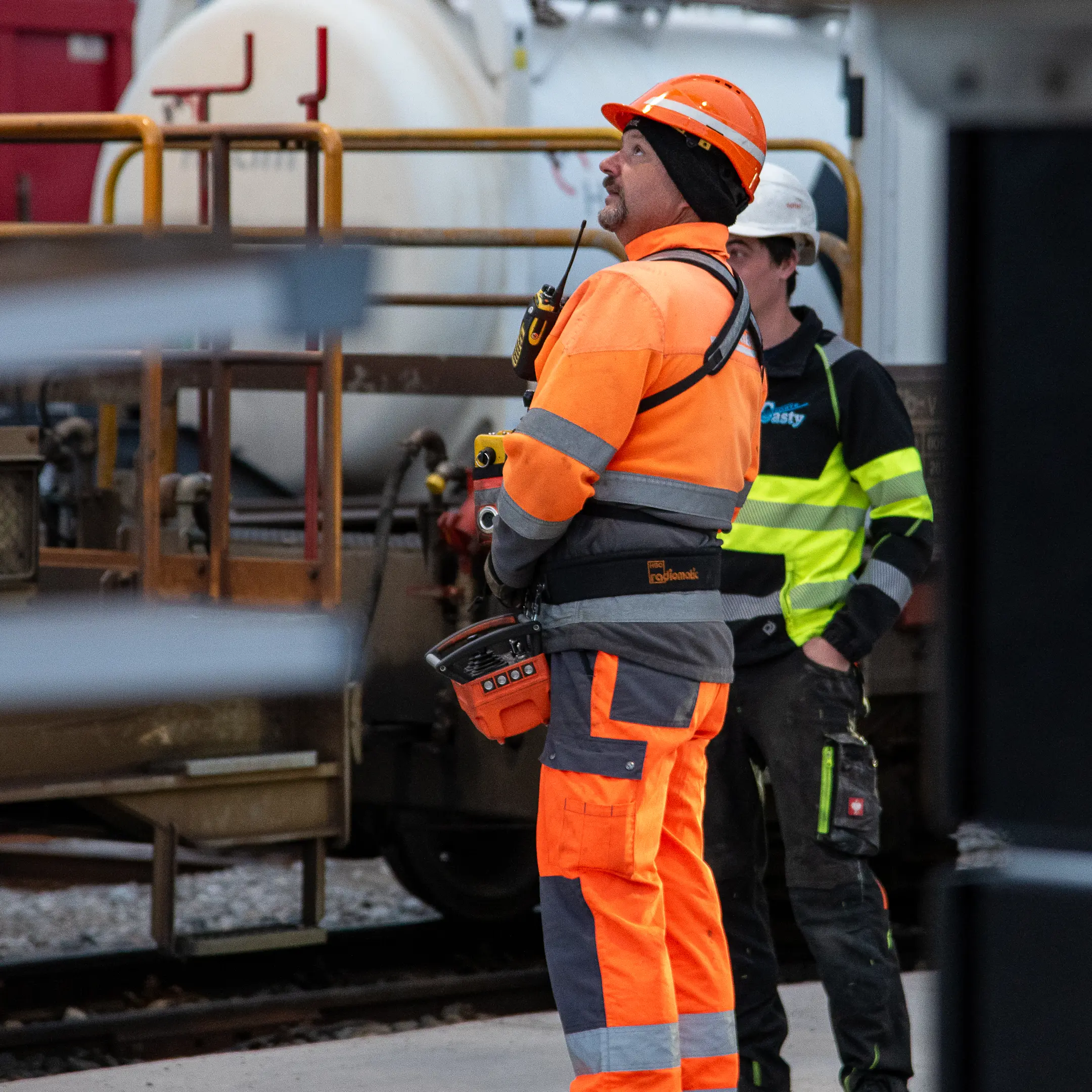 Ein Mitarbeiter bedient eine Maschine an der Krananlage Landquart