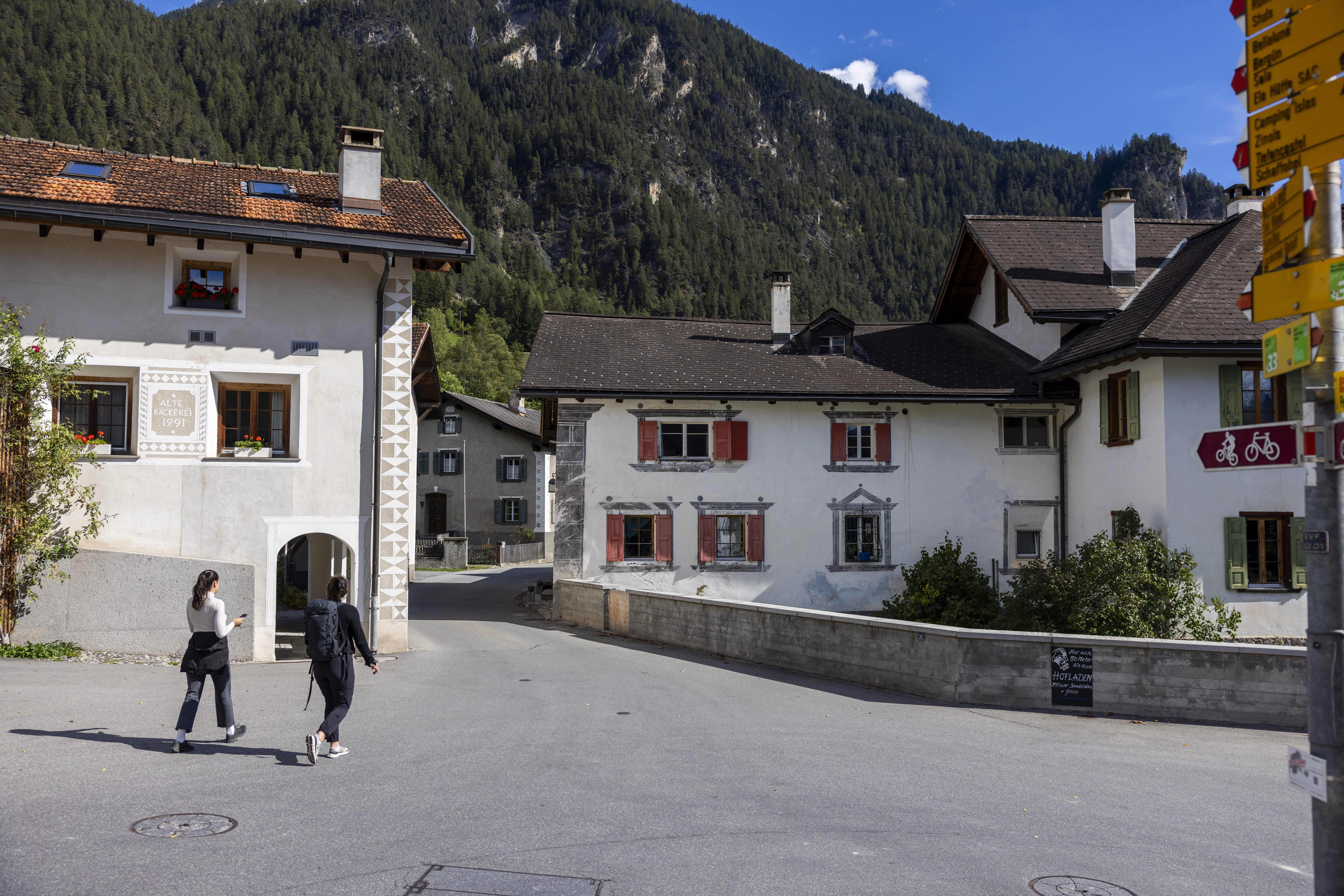 Zwei Personen erkunden auf der FiliTour das Dorf Filisur in der Erlebniswelt Kultur der Landwasserwelt.