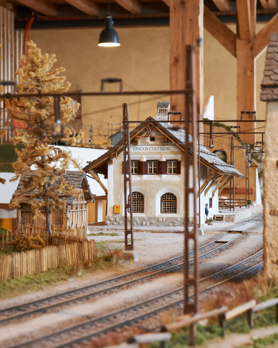 Detailansicht von einem Bahnhof der Modelleisenbahnanlage im Bahnmuseum Albula in Bergün.