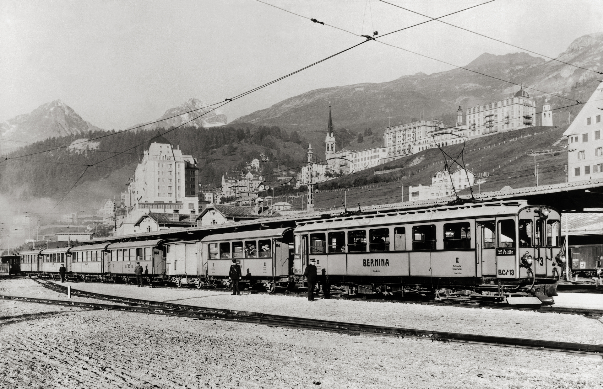 Historisches Bild der Berninabahn wie sie am Bahnhof in St. Motiz steht.