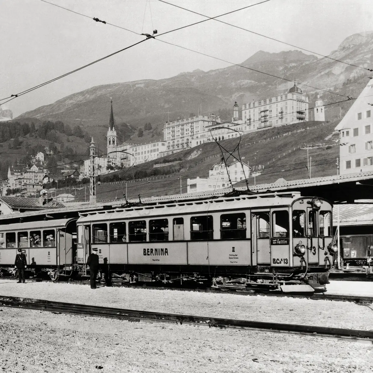 Historisches Bild der Berninabahn wie sie am Bahnhof in St. Motiz steht.