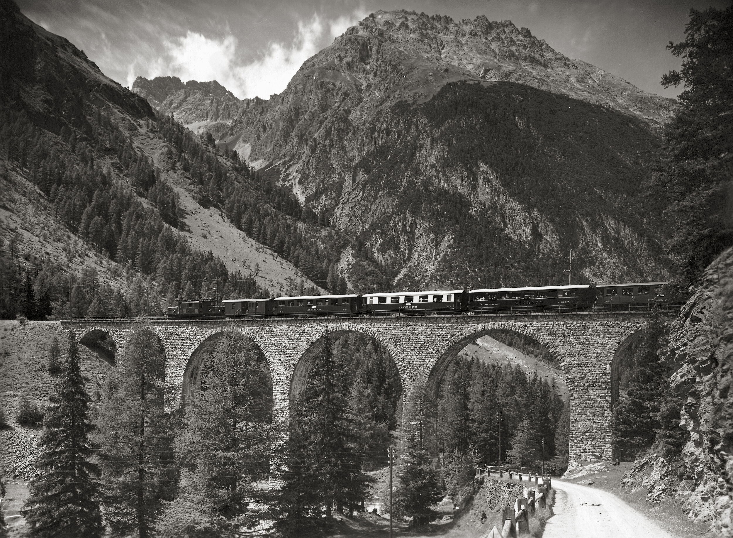 Das RhB-Krokodil als Engadin Express auf dem Albulaviadukt um 1929.