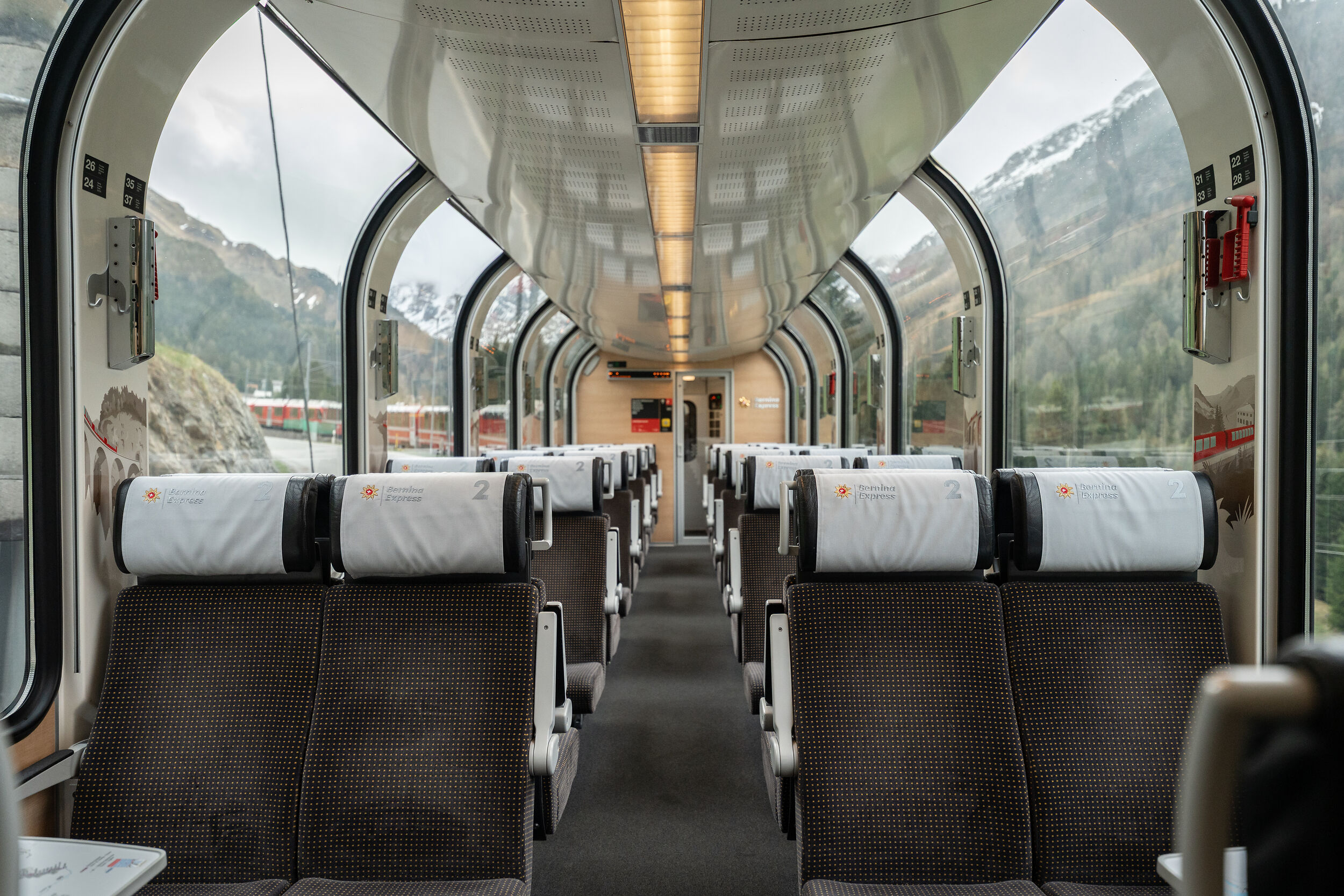 Innenansicht vom Bernina Express Panoramawagen in der 2. Klasse