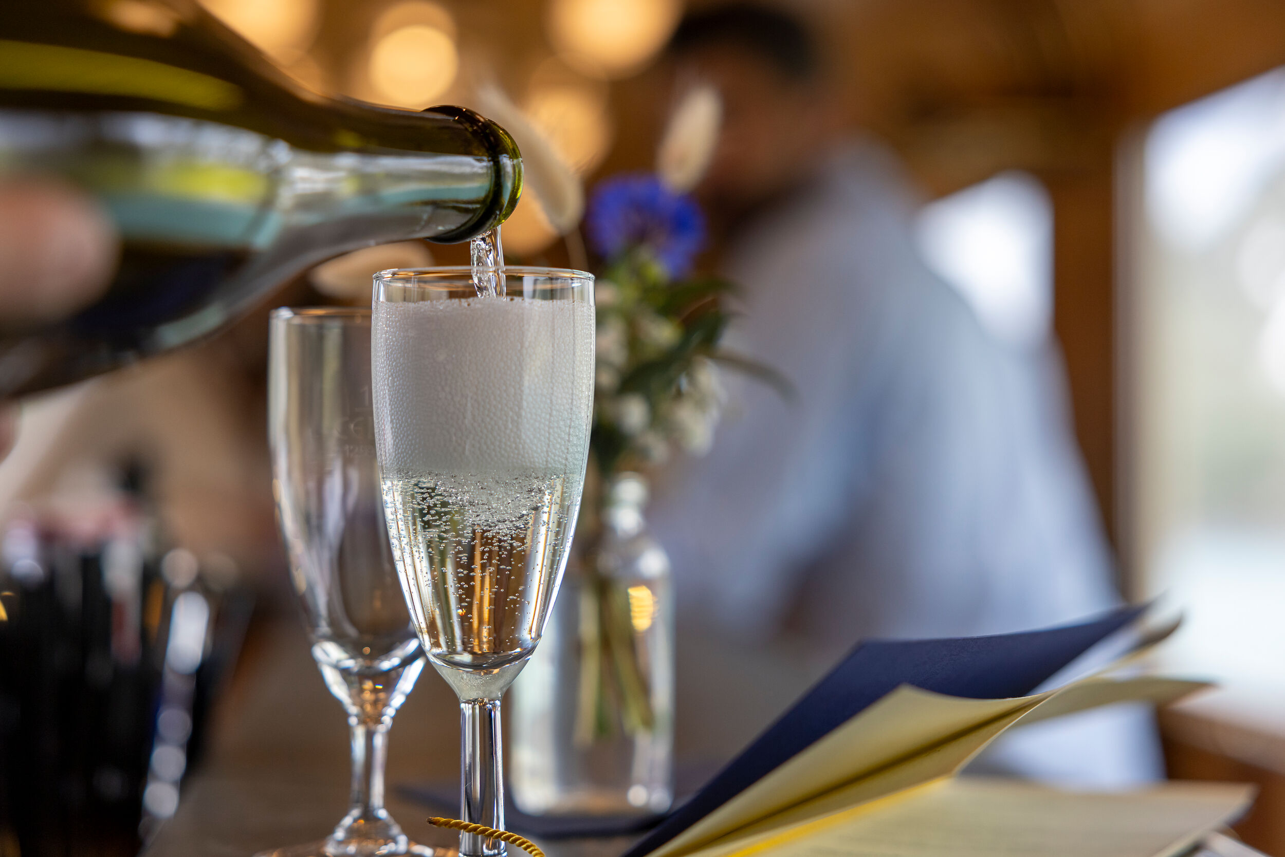 Zwei Gläser mit Champagner