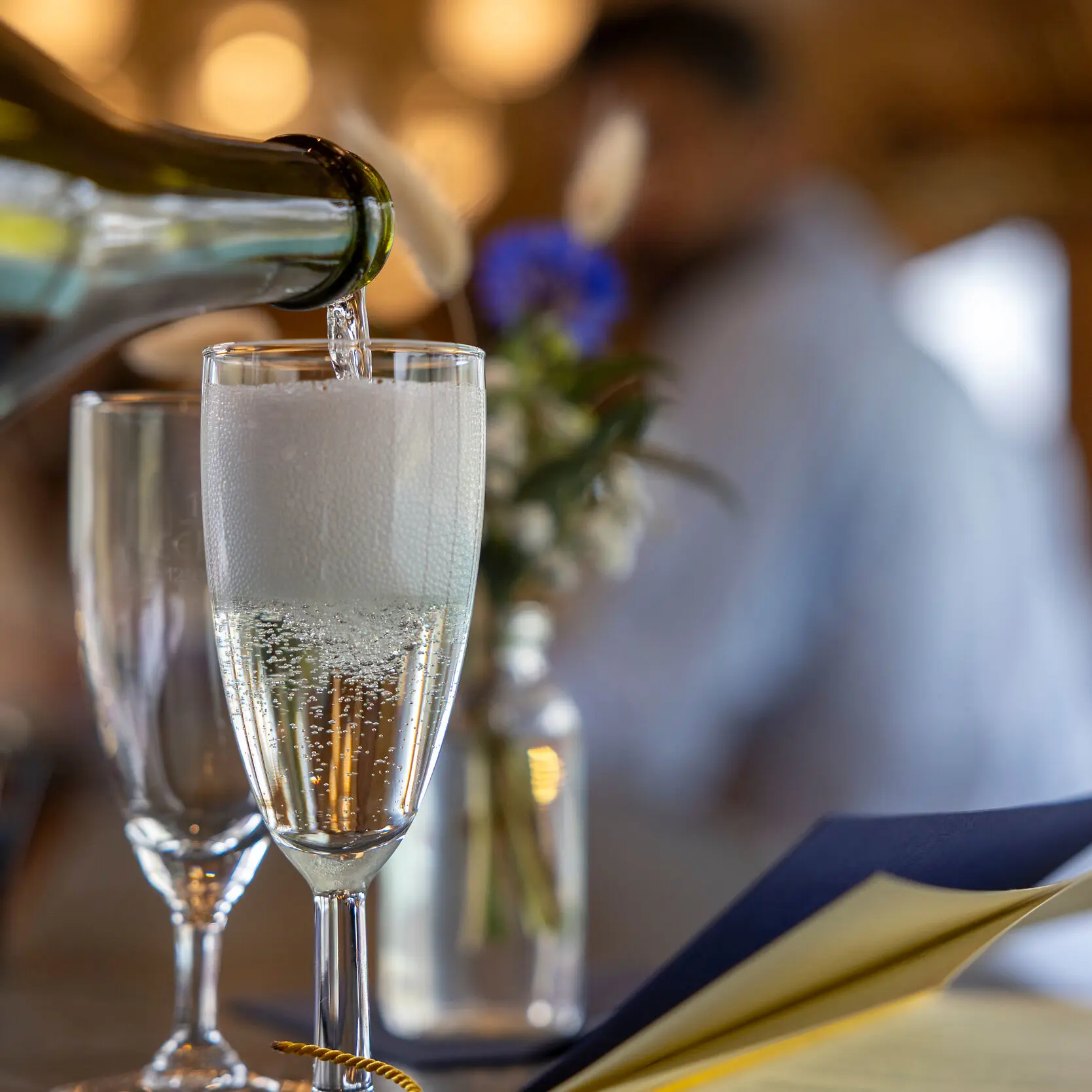 Zwei Gläser mit Champagner
