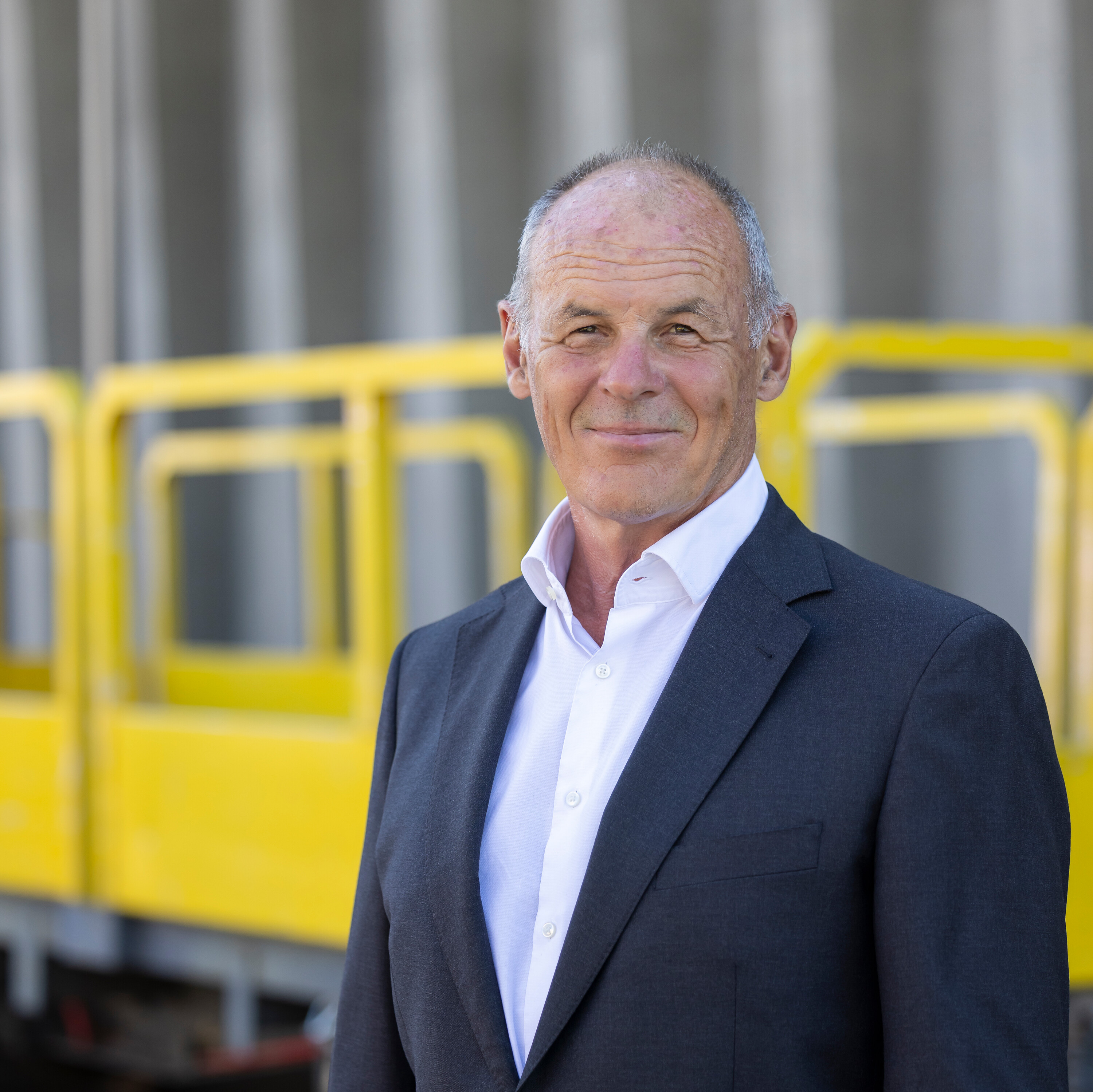 Renzo Simoni - Verwaltungsrat vor gelbem Güterwagen