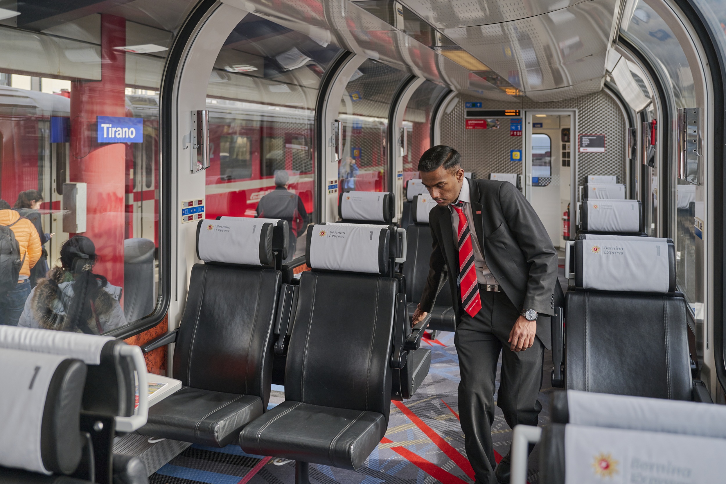 Ein Zugbegleiter der RhB richtet die Armlehnen im Bernina Express.