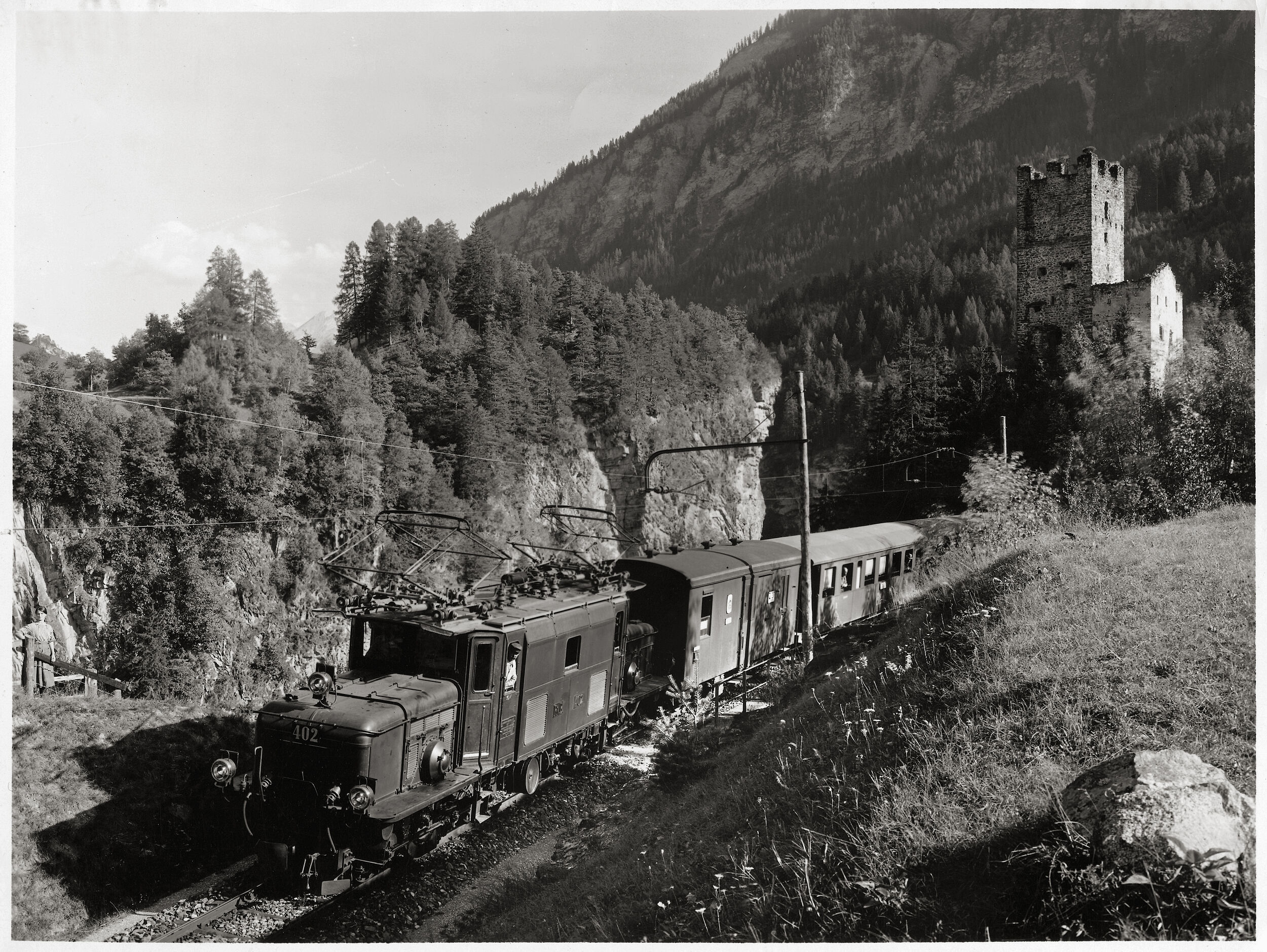 Das RhB-Krokodil vor der Burgruine Campell im Jahr 1921.
