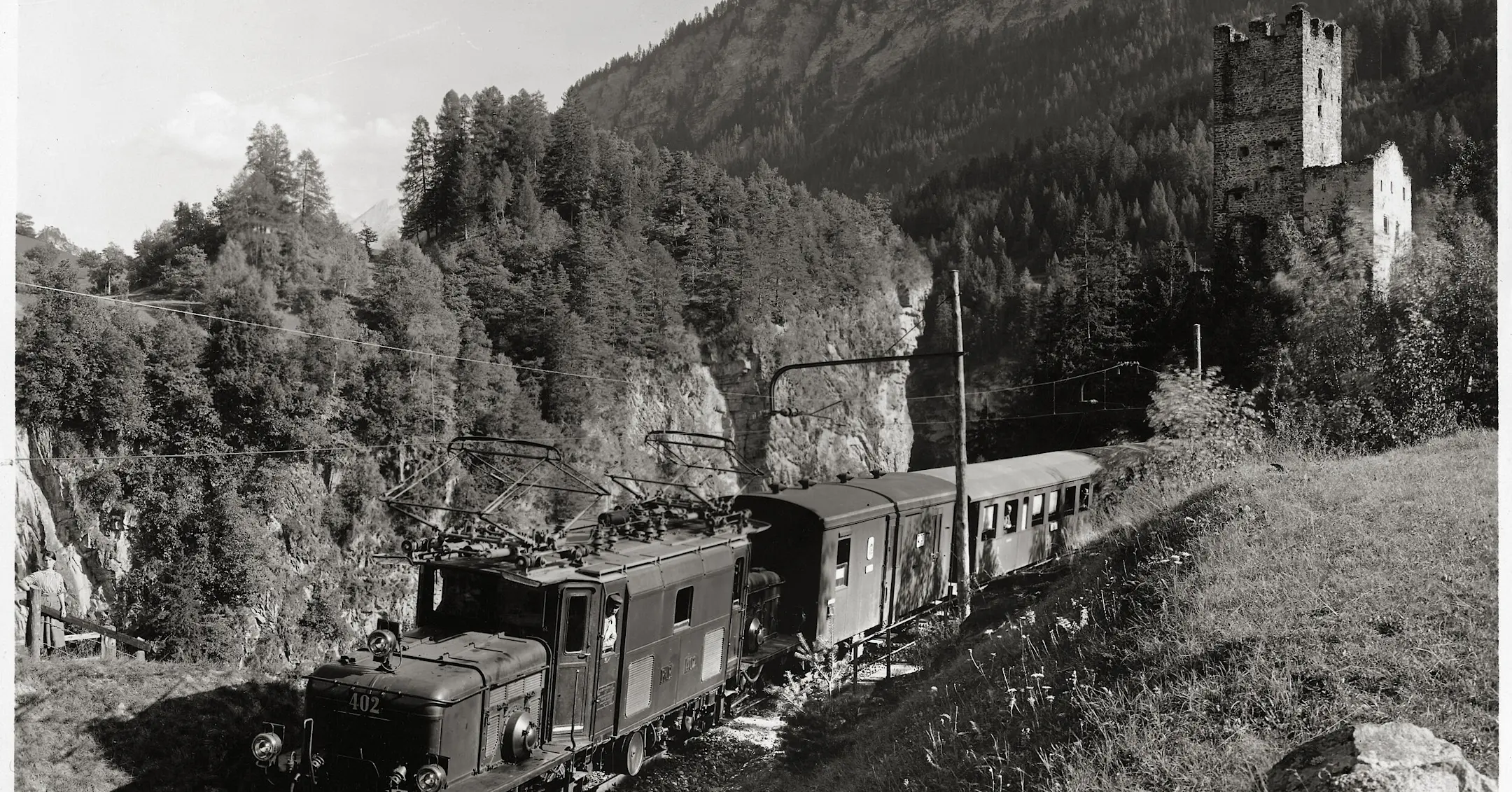 Das RhB-Krokodil vor der Burgruine Campell im Jahr 1921.