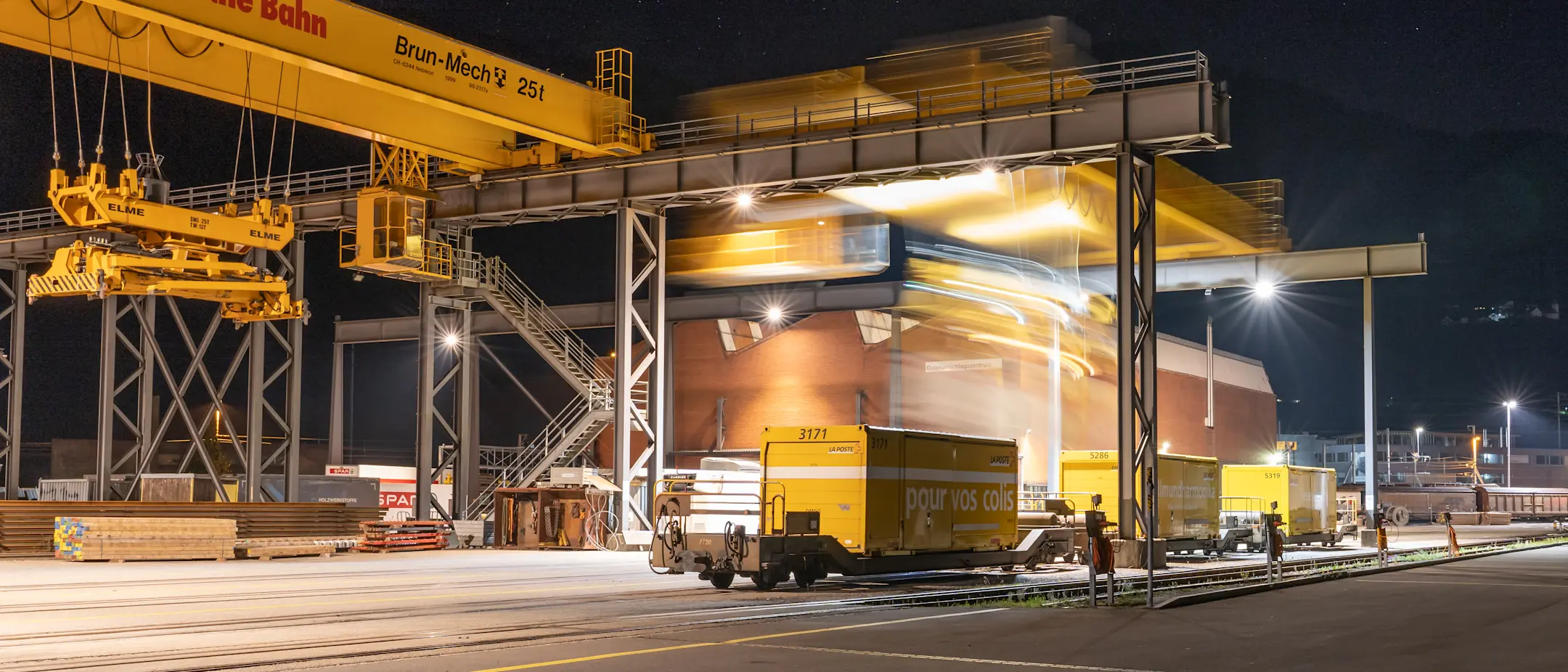 Container auf Bahnwagen am Güterumschlagszentrum Landquart in der Nacht