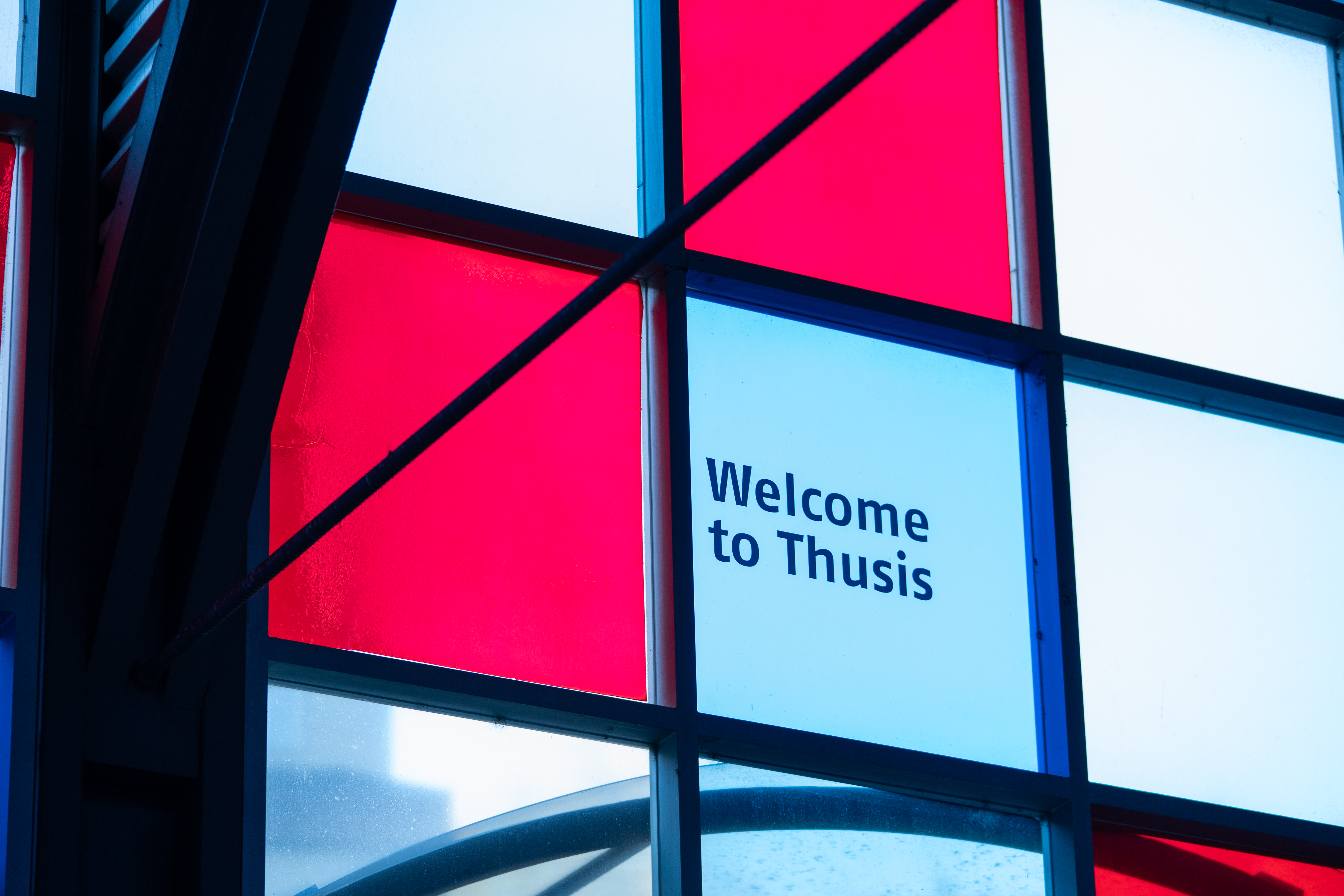 Bedrucktes Glasfenster am Bahnhof Thusis mit der Bezeichnung «Welcome to Thusis» 