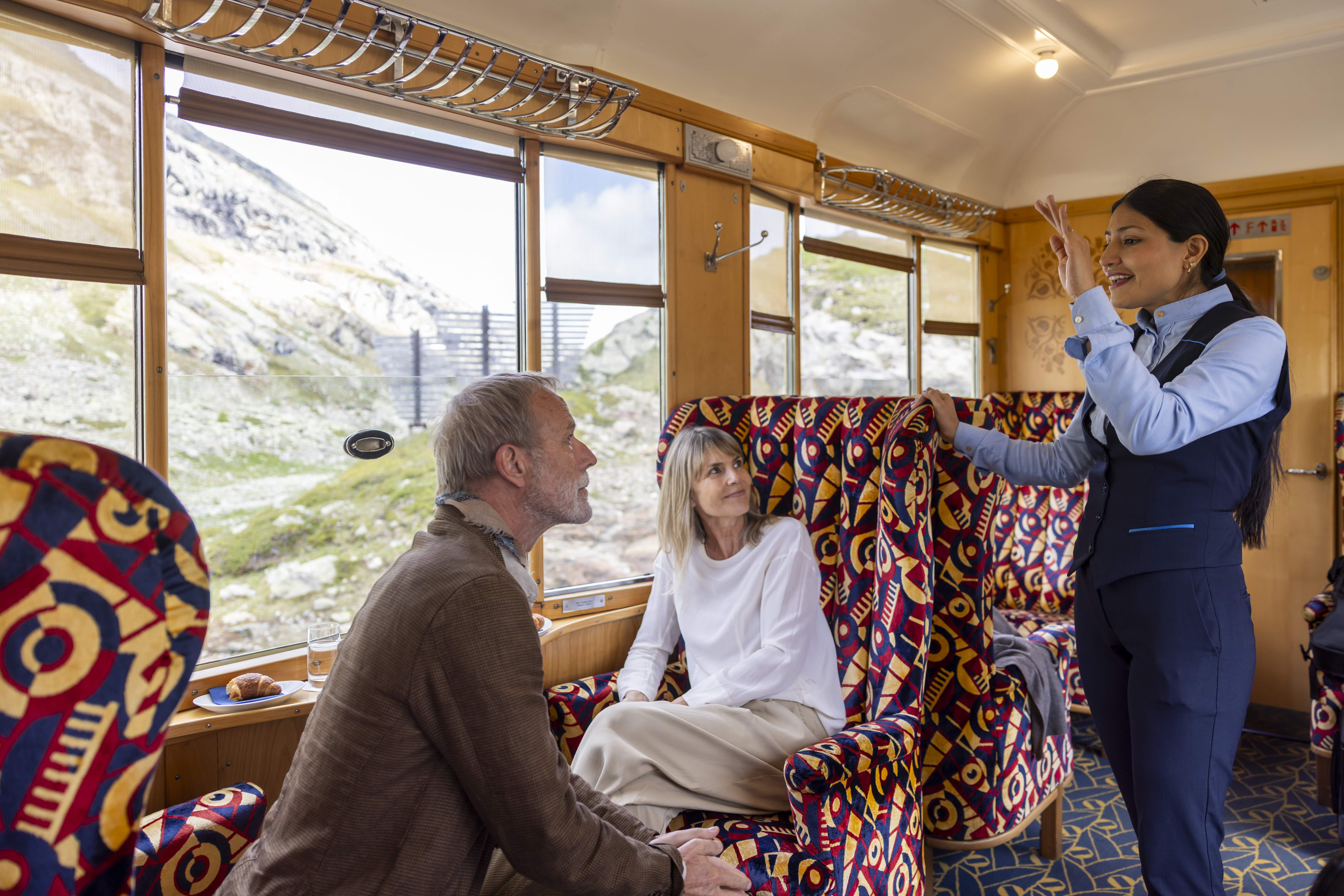 Persönliche Gastgeber/innen sind während der Fahrt für Gäste der Pullman Class da. 