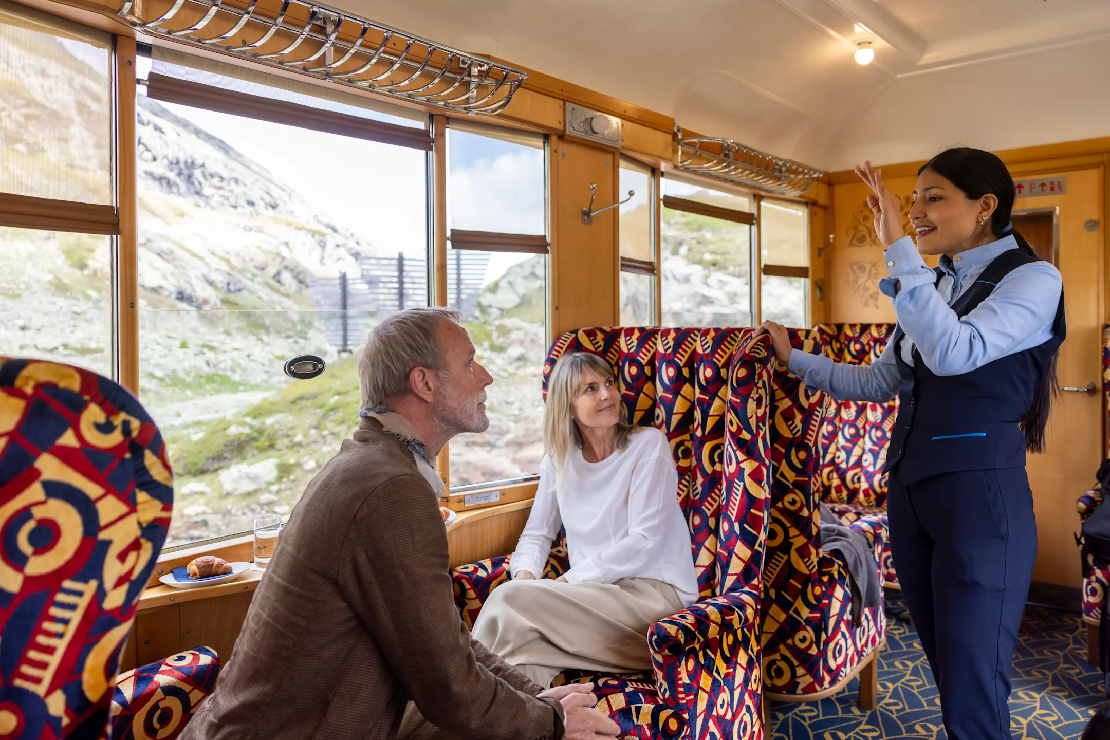 Persönliche Gastgeber/innen sind während der Fahrt für Gäste der Pullman Class da.