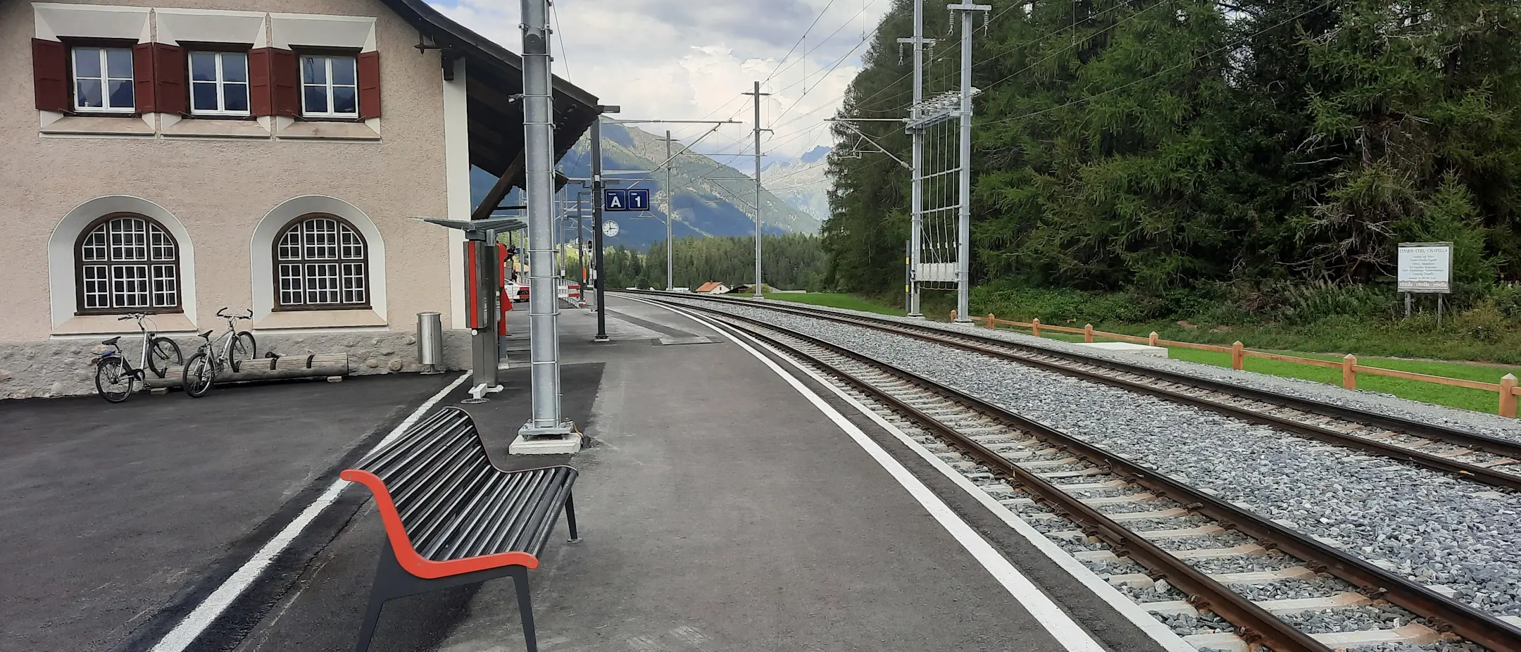 Bahnhof Cinuos-chel-Brail mit Perron und RhB-Sitzbank.