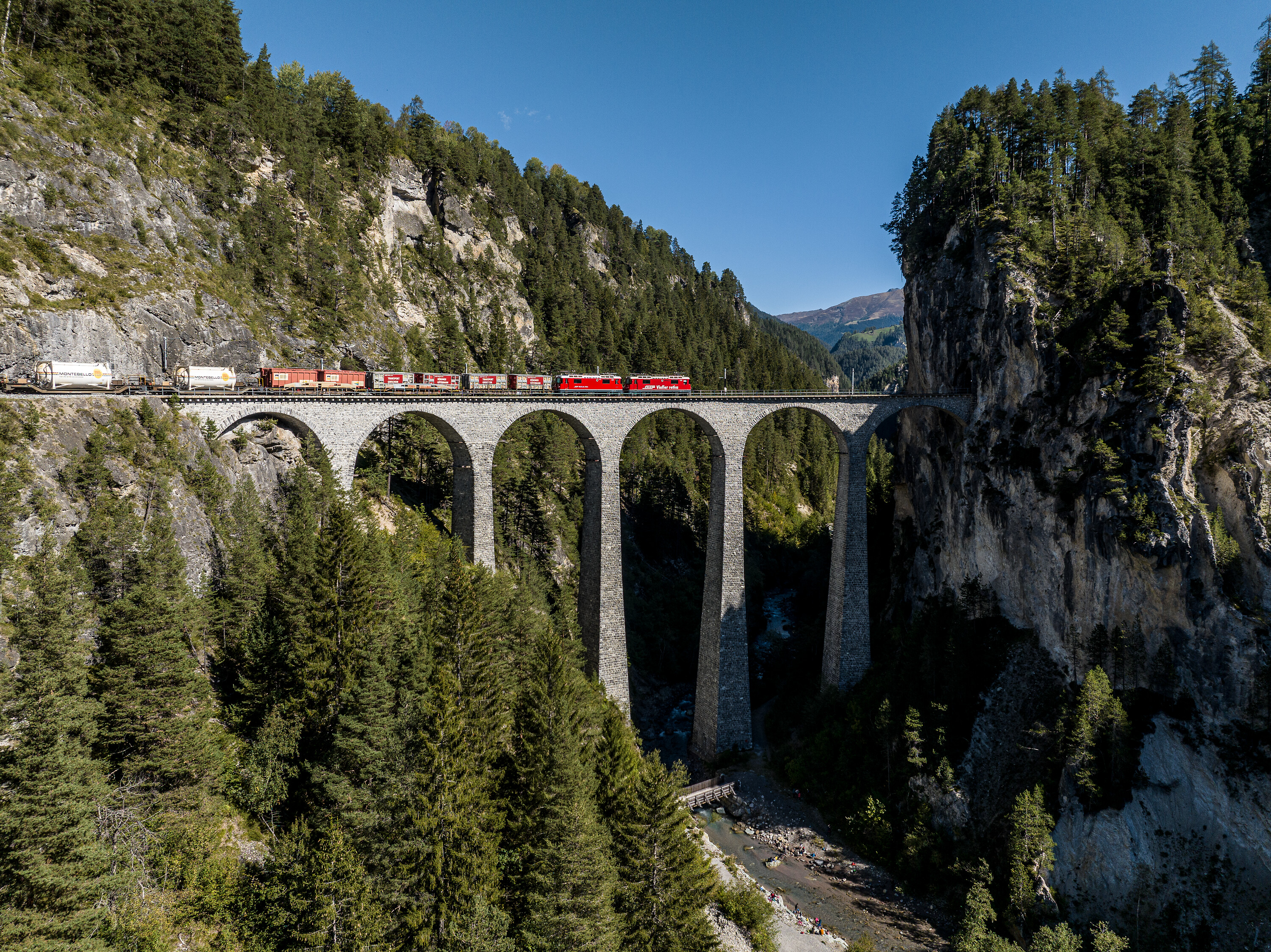 Güterzug auf dem Landwasserviadukt.