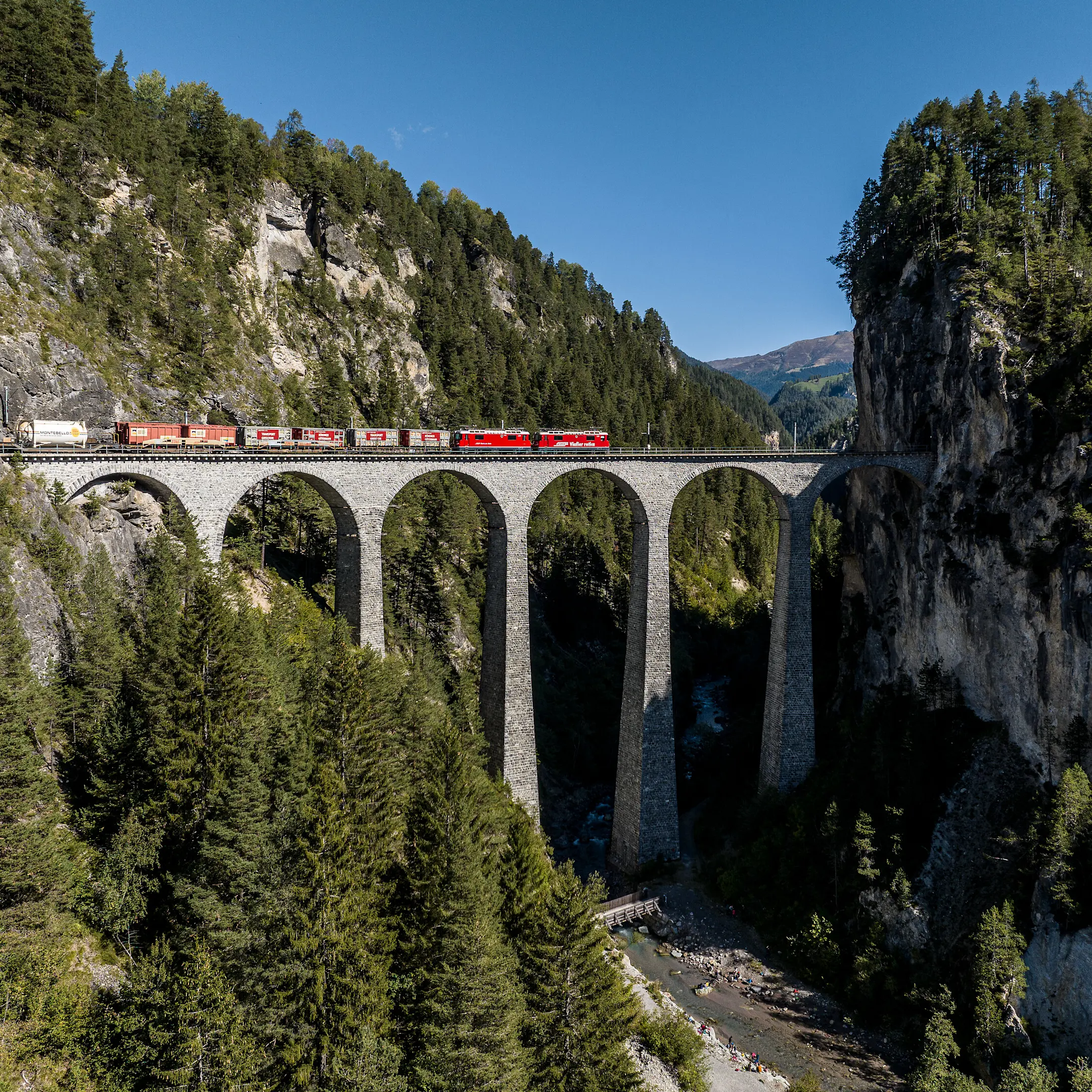 Güterzug auf dem Landwasserviadukt