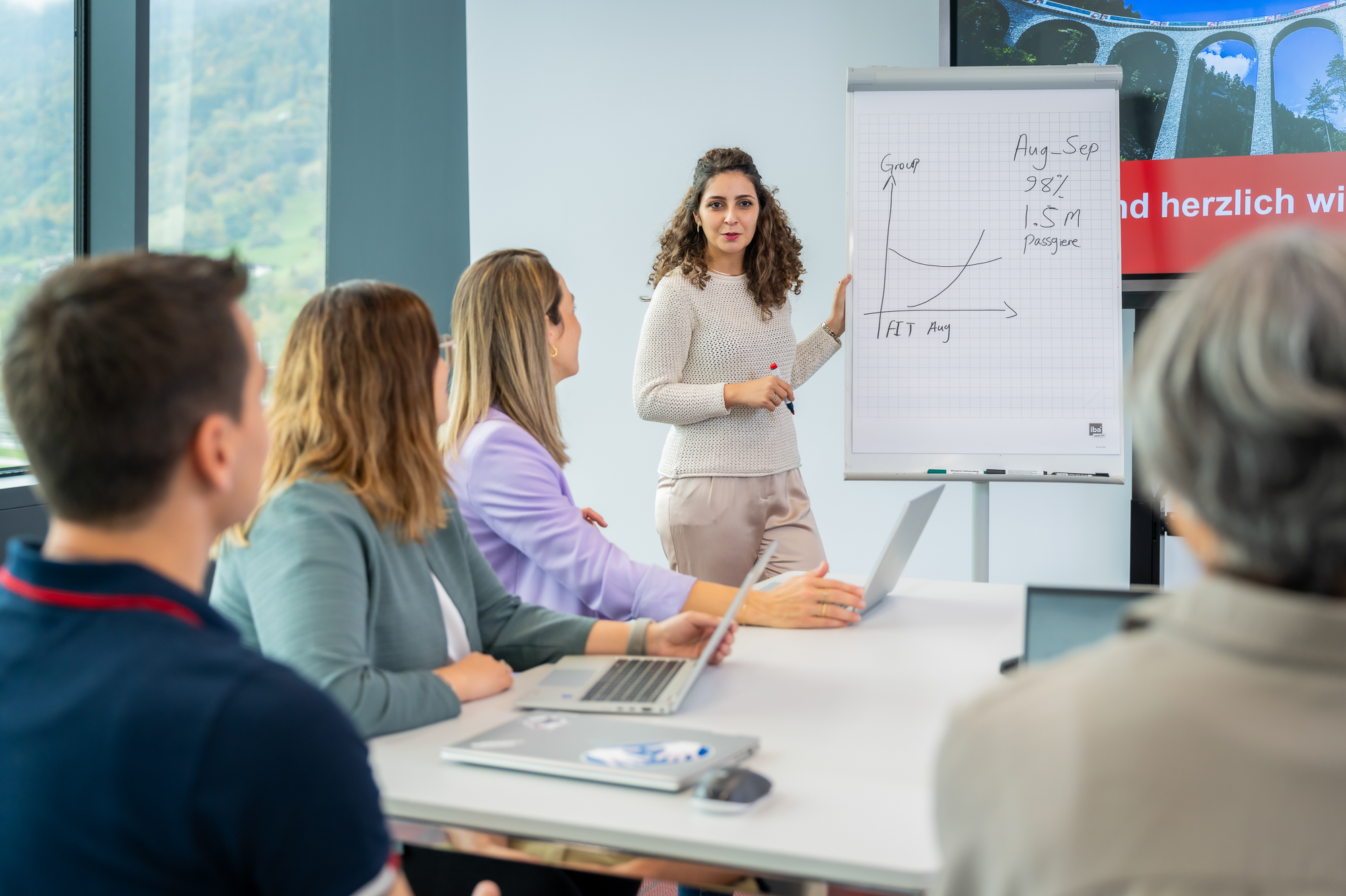 An employee explains a diagram on a flipchart.