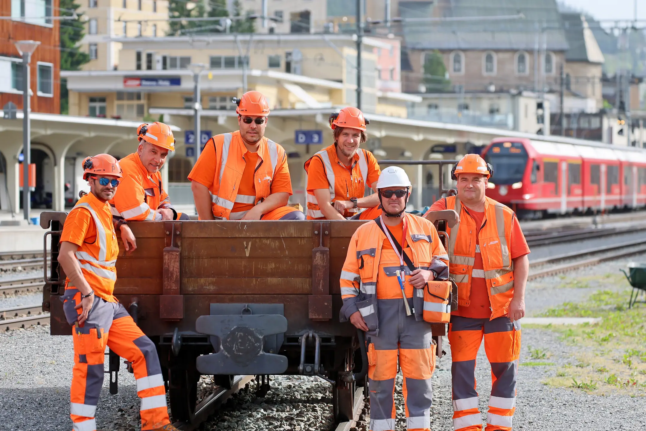 Mitarbeiter des Geschäftsbereichs Infrastruktur der Rhätischen Bahn am Bahnhof Davos