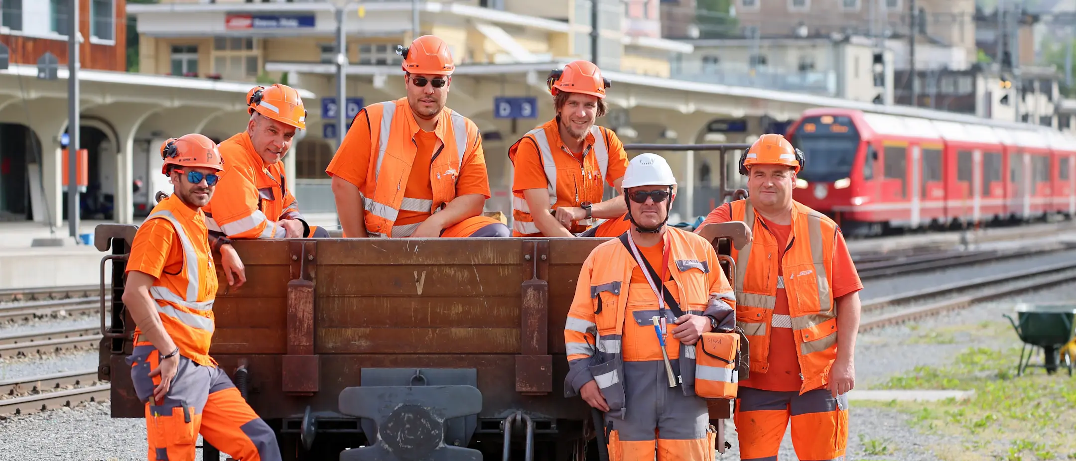 Mitarbeiter des Geschäftsbereichs Infrastruktur der Rhätischen Bahn am Bahnhof Davos