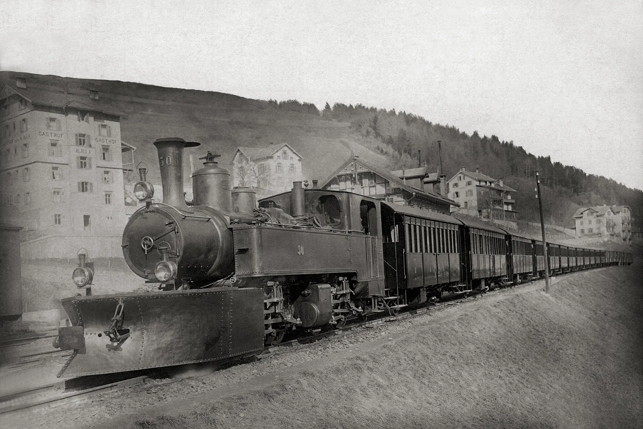 Mallet-Lokomotive G 2/3 und G 2/2 30 im Jahr 1903 in Thusis