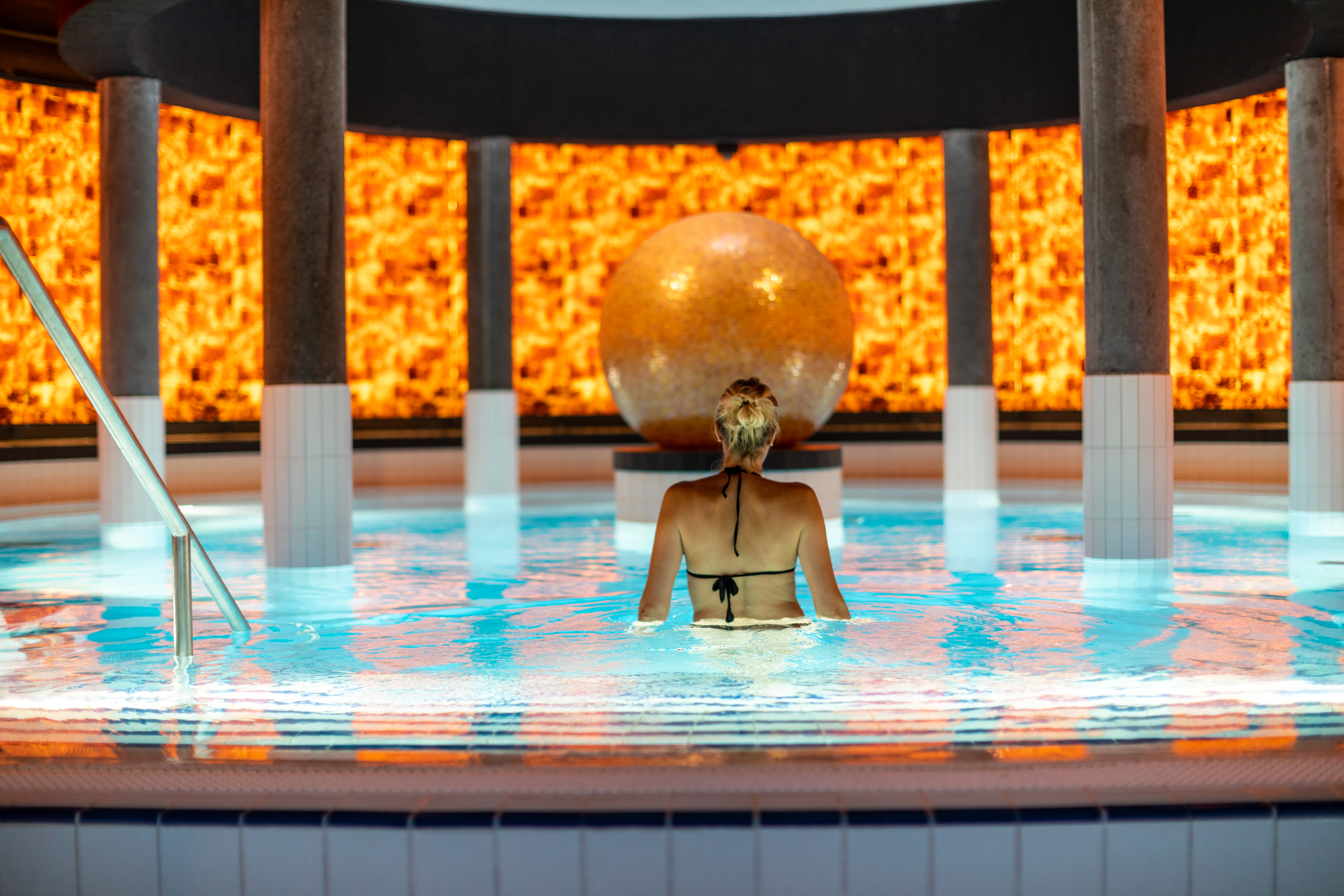 Eine Frau badet im Solarbecken. 