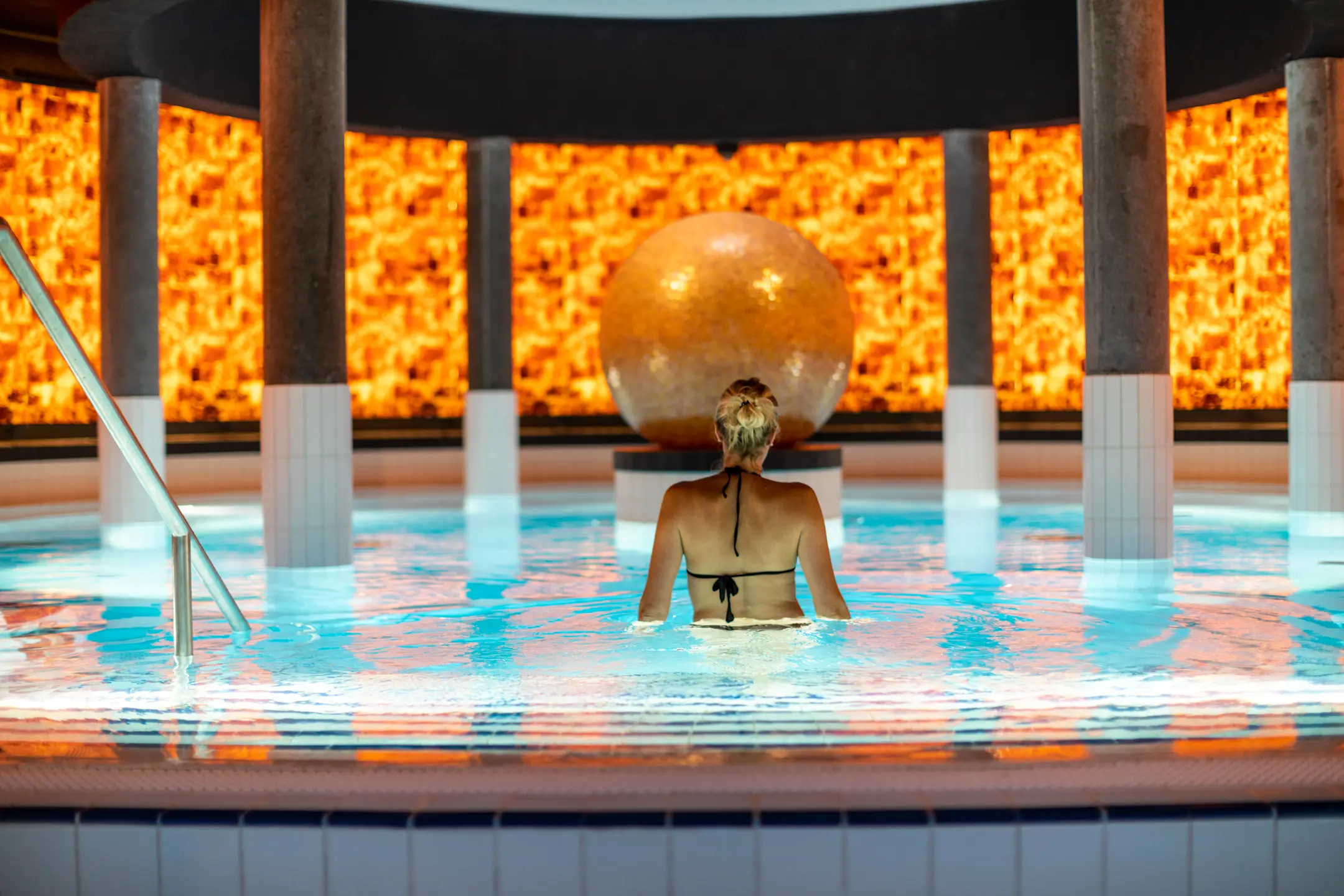Eine Frau badet im Solarbecken.