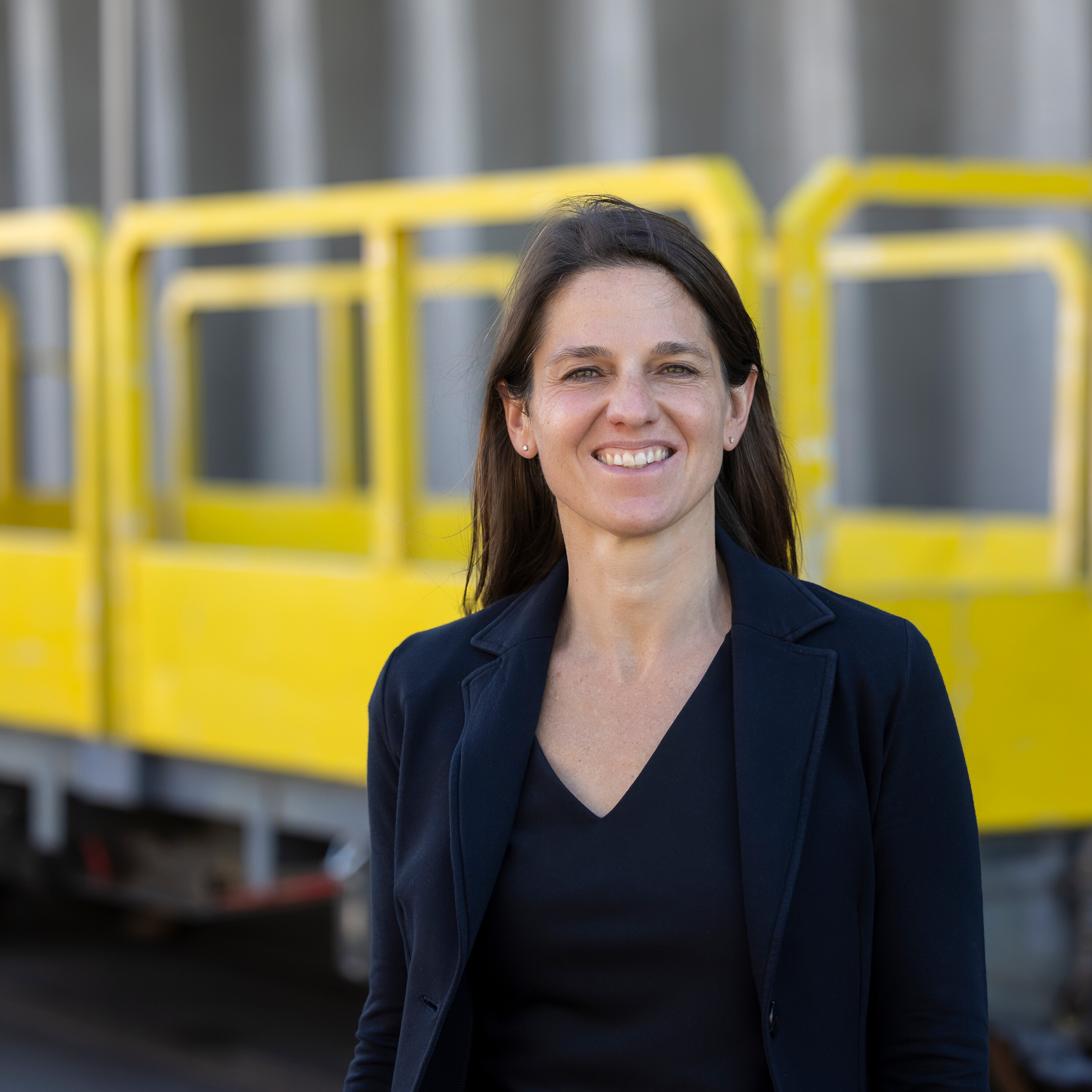 Vera Stiffler - Verwaltungsrat vor gelbem Güterwagen