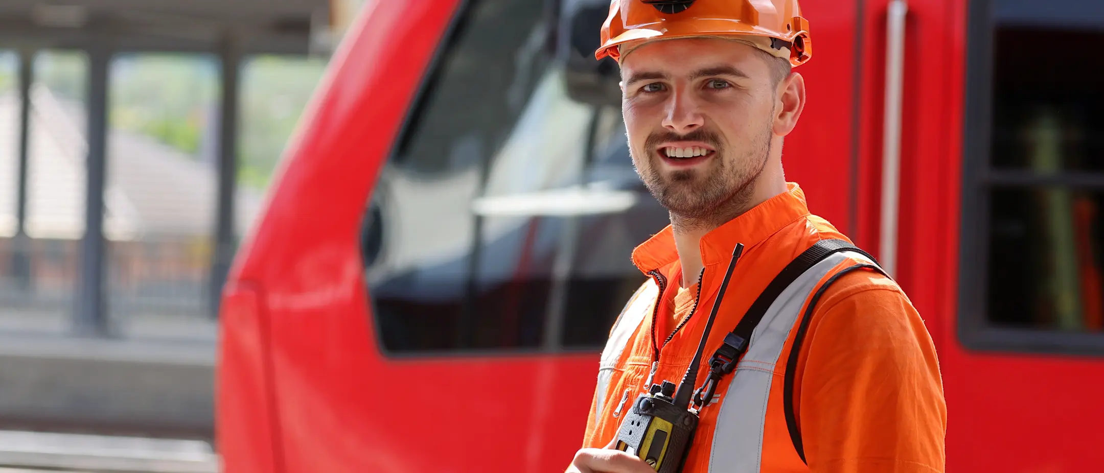 Mitarbeiter mit Funk & Stirnlampe vor Zug