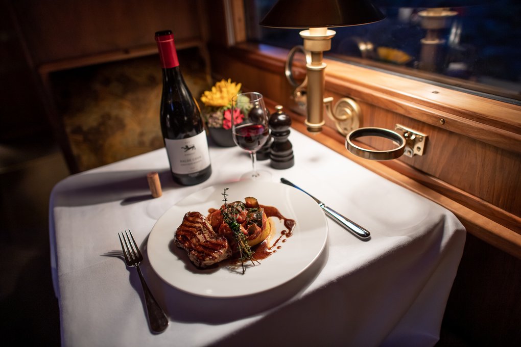 Ein Abendessen im Speisewagen Gourmino auf einer Charterfahrt der Rhätischen Bahn