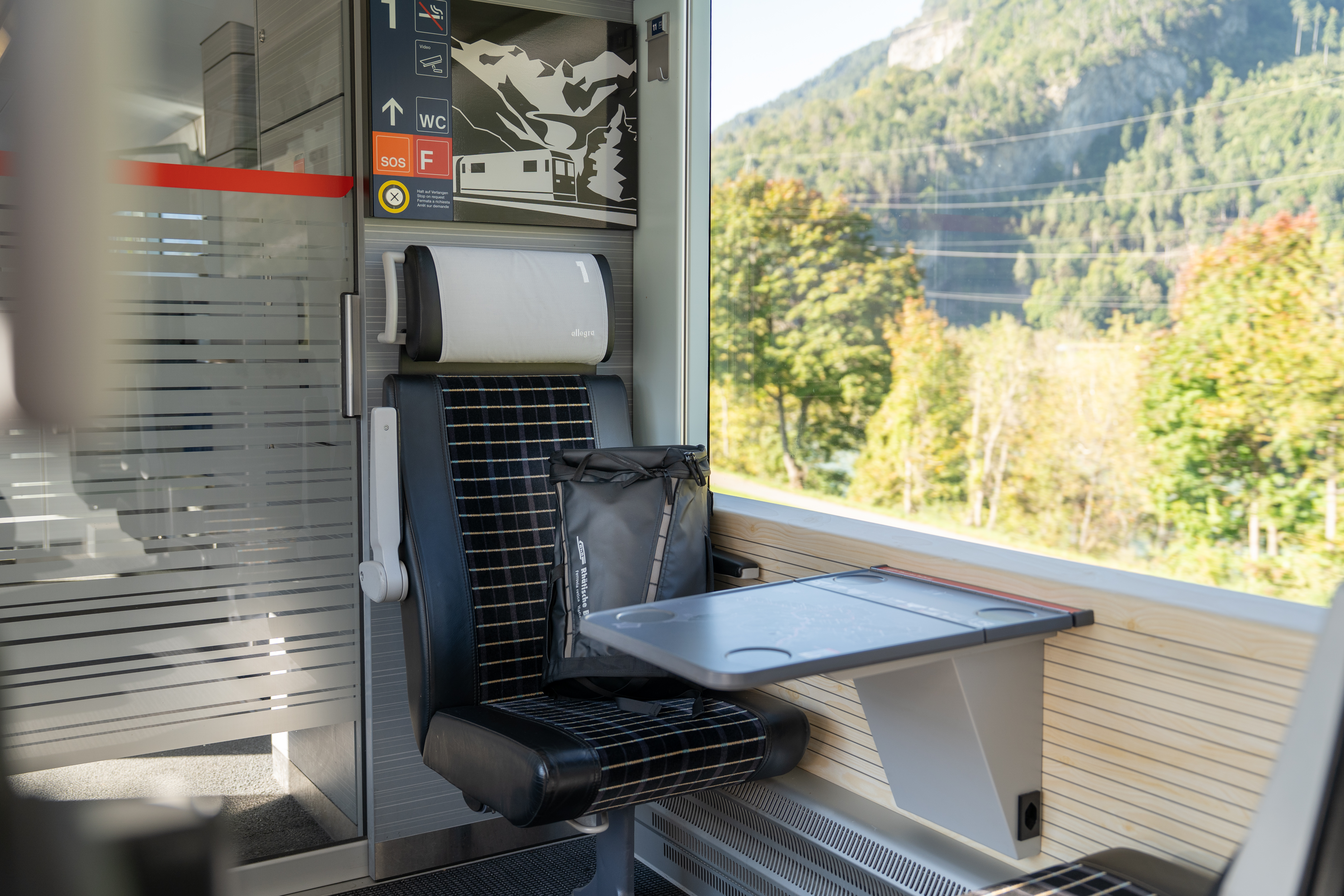 Ein Rucksack liegt verlassen im RhB-Zug.