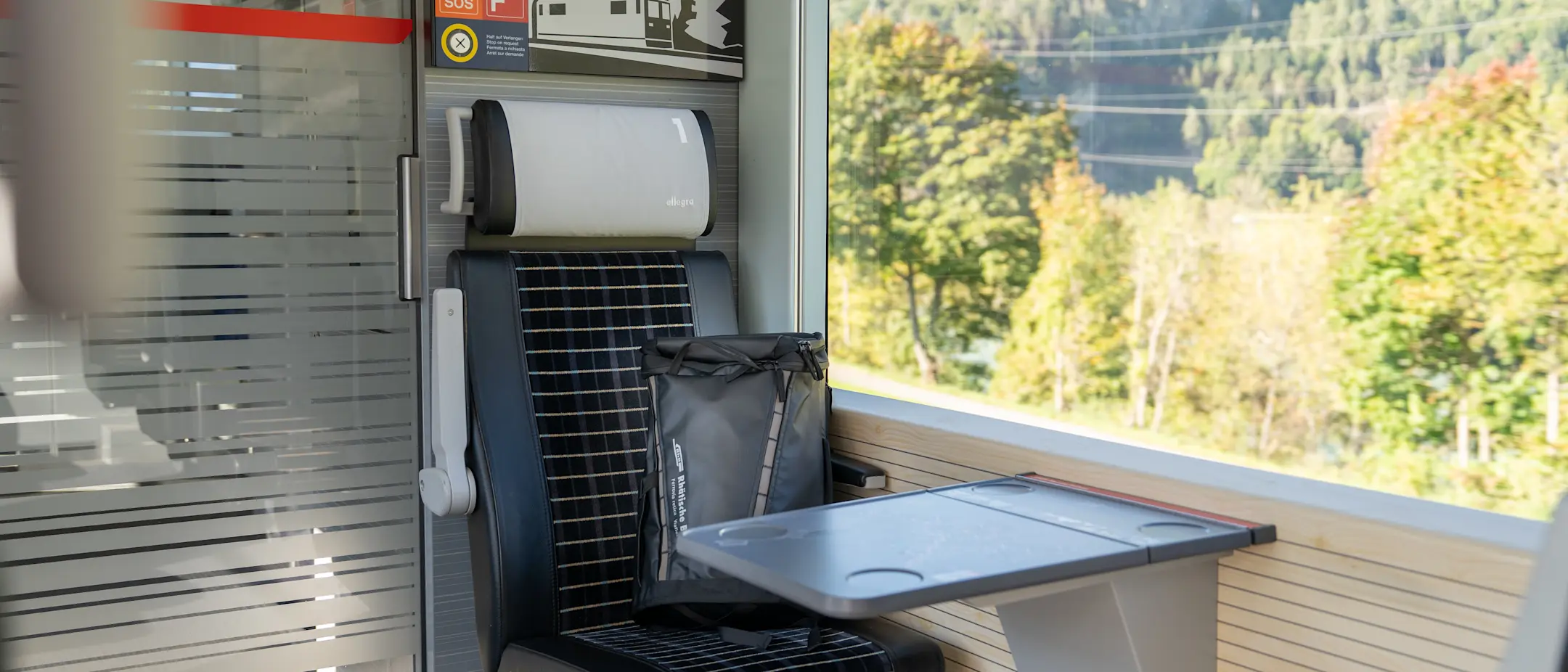 Ein Rucksack liegt verlassen im RhB-Zug.